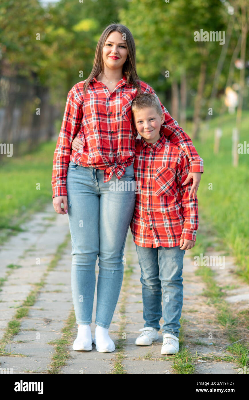 Bella la madre e il figlio sono in piedi e abbracciando su di una pista in un parco. Foto Stock