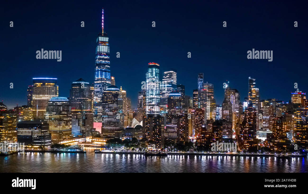 Vista aerea di Lower Manhattan da nella notte Foto Stock