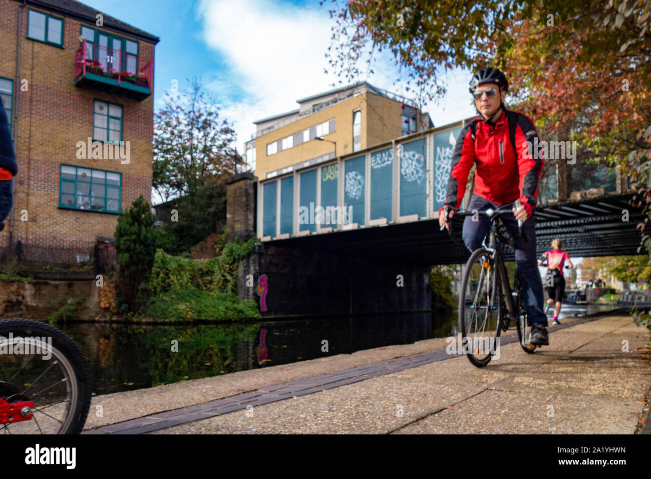 " Commuter " Ciclo di equitazione lungo il Regents Canal, Londra Foto Stock