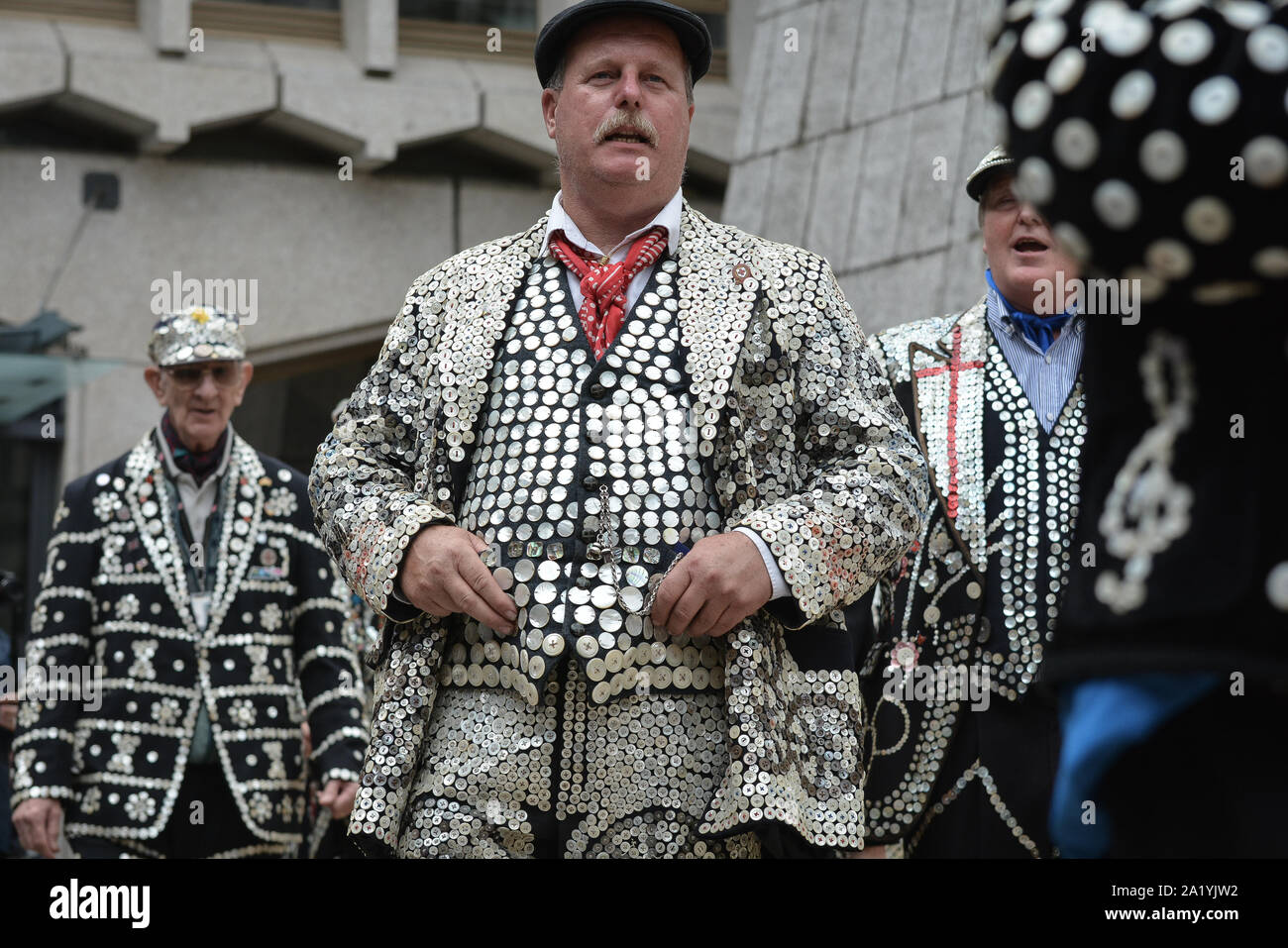 Perlacea re e regine, noto come Pearlies, sono organizzati di tradizione caritativa della classe operaia Cultura a Londra, Inghilterra. La pratica di indossare vestiti con decorazioni in madreperla pulsanti è prima associata con Henry Croft, orfana street sweeper che ha raccolto fondi per beneficenza. Nel tardo 1870, Croft atta a creare una tuta di perla per attirare l'attenzione a se stesso e a supportare la sua attività di raccolta fondi. Ciascun gruppo di perlacea re e regine è associato con una chiesa nel centro di Londra e si è impegnata per la raccolta di fondi per beneficenza. (Foto di Laura Chiesa/Pacific Stampa) Foto Stock