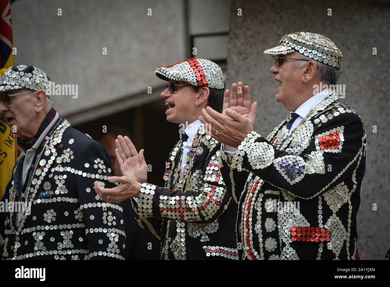 Perlacea re e regine, noto come Pearlies, sono organizzati di tradizione caritativa della classe operaia Cultura a Londra, Inghilterra. La pratica di indossare vestiti con decorazioni in madreperla pulsanti è prima associata con Henry Croft, orfana street sweeper che ha raccolto fondi per beneficenza. Nel tardo 1870, Croft atta a creare una tuta di perla per attirare l'attenzione a se stesso e a supportare la sua attività di raccolta fondi. Ciascun gruppo di perlacea re e regine è associato con una chiesa nel centro di Londra e si è impegnata per la raccolta di fondi per beneficenza. (Foto di Laura Chiesa/Pacific Stampa) Foto Stock