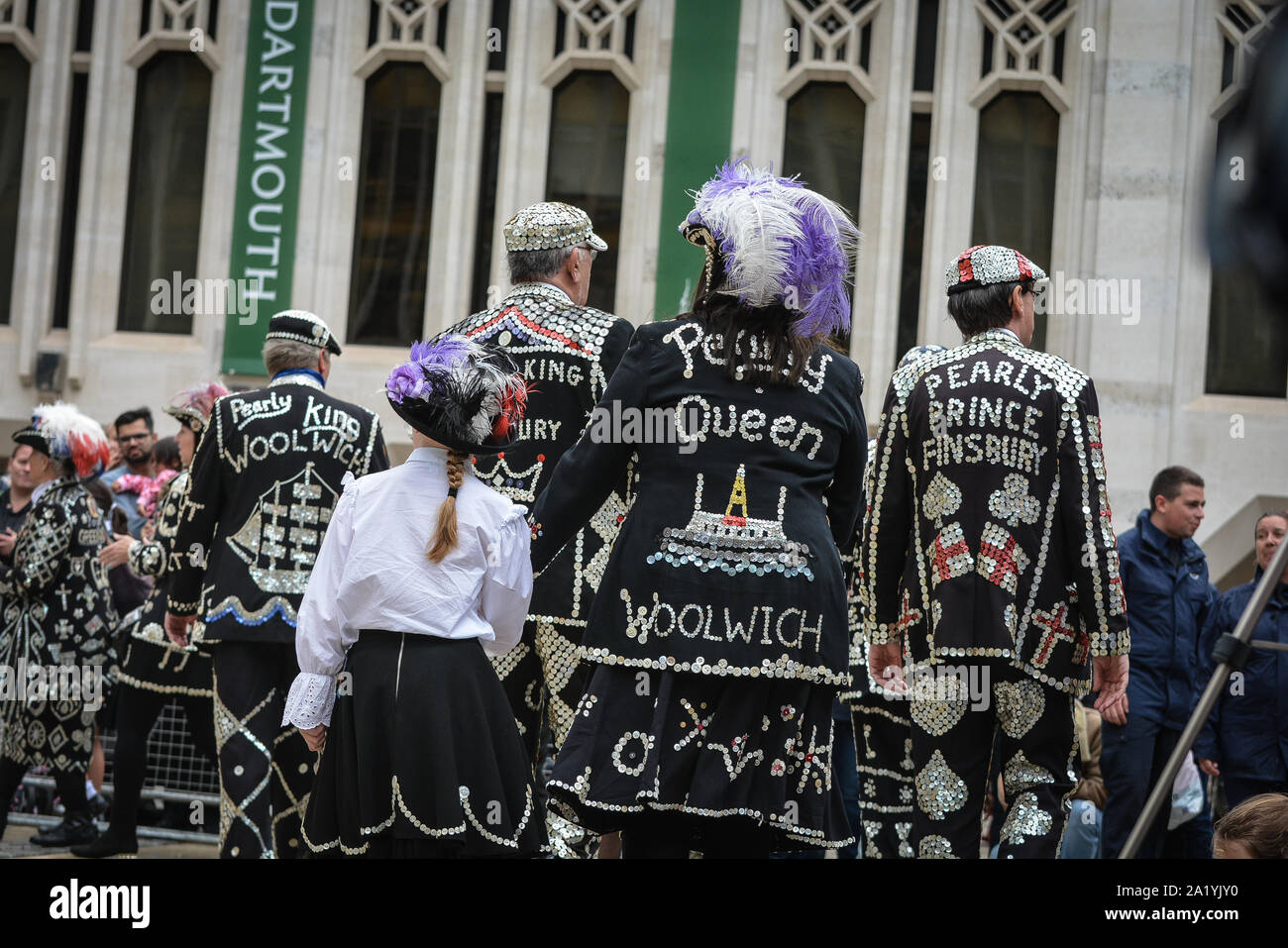 Perlacea re e regine, noto come Pearlies, sono organizzati di tradizione caritativa della classe operaia Cultura a Londra, Inghilterra. La pratica di indossare vestiti con decorazioni in madreperla pulsanti è prima associata con Henry Croft, orfana street sweeper che ha raccolto fondi per beneficenza. Nel tardo 1870, Croft atta a creare una tuta di perla per attirare l'attenzione a se stesso e a supportare la sua attività di raccolta fondi. Ciascun gruppo di perlacea re e regine è associato con una chiesa nel centro di Londra e si è impegnata per la raccolta di fondi per beneficenza. (Foto di Laura Chiesa/Pacific Stampa) Foto Stock