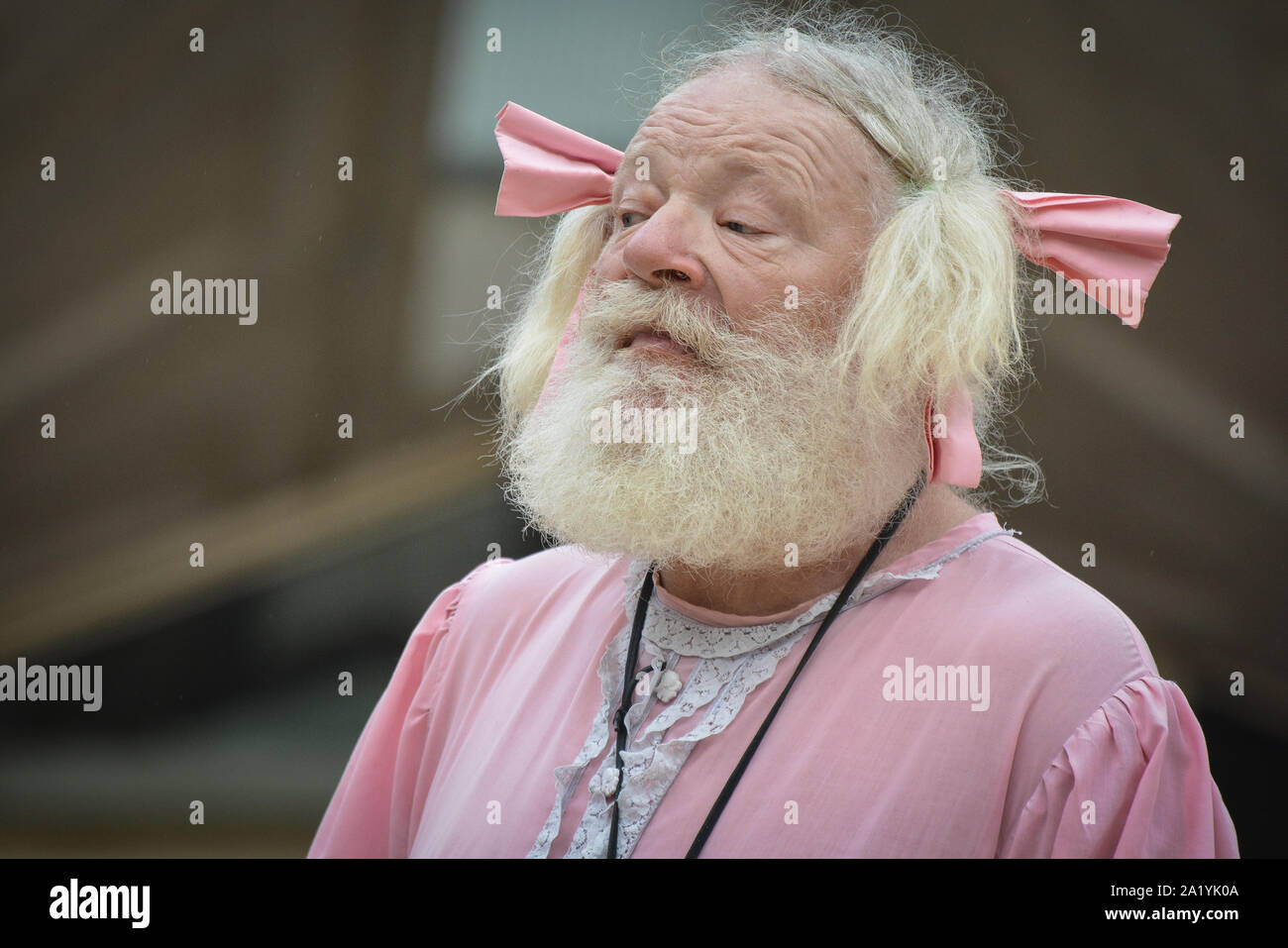 Un uomo in costume compie durante le feste per un Pearlies parade. Perlacea re e regine, noto come Pearlies, sono organizzati di tradizione caritativa della classe operaia Cultura a Londra, Inghilterra. La pratica di indossare vestiti con decorazioni in madreperla pulsanti è prima associata con Henry Croft, orfana street sweeper che ha raccolto fondi per beneficenza. Nel tardo 1870, Croft atta a creare una tuta di perla per attirare l'attenzione a se stesso e a supportare la sua attività di raccolta fondi. Ciascun gruppo di perlacea re e regine è associato con una chiesa nel centro di Londra e si è impegnata a uva passa Foto Stock