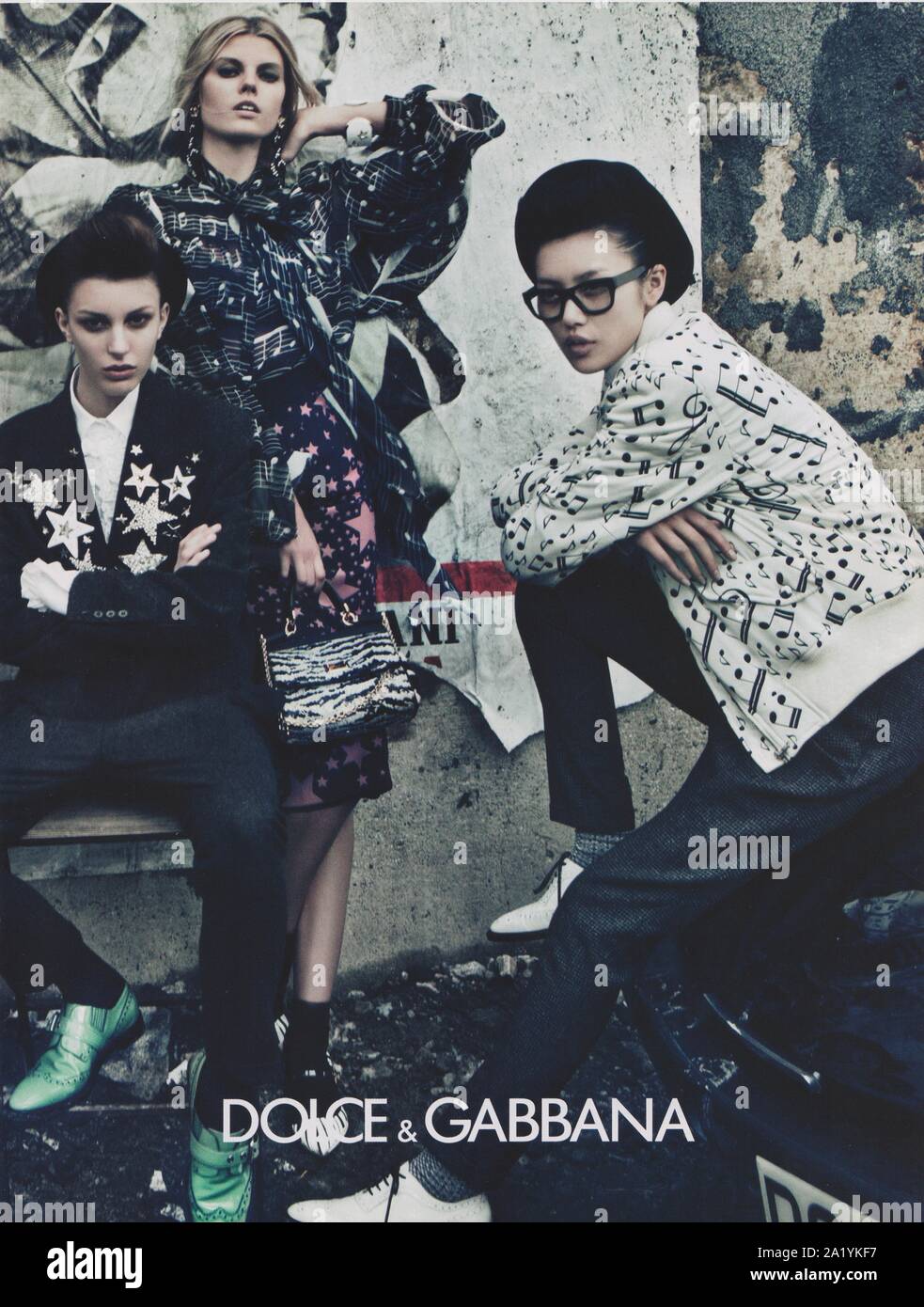 Poster pubblicitari Dolce & Gabbana fashion house in magazzino carta dal  2011 anno, pubblicità creative Dolce & Gabbana annuncio da 2010s Foto stock  - Alamy