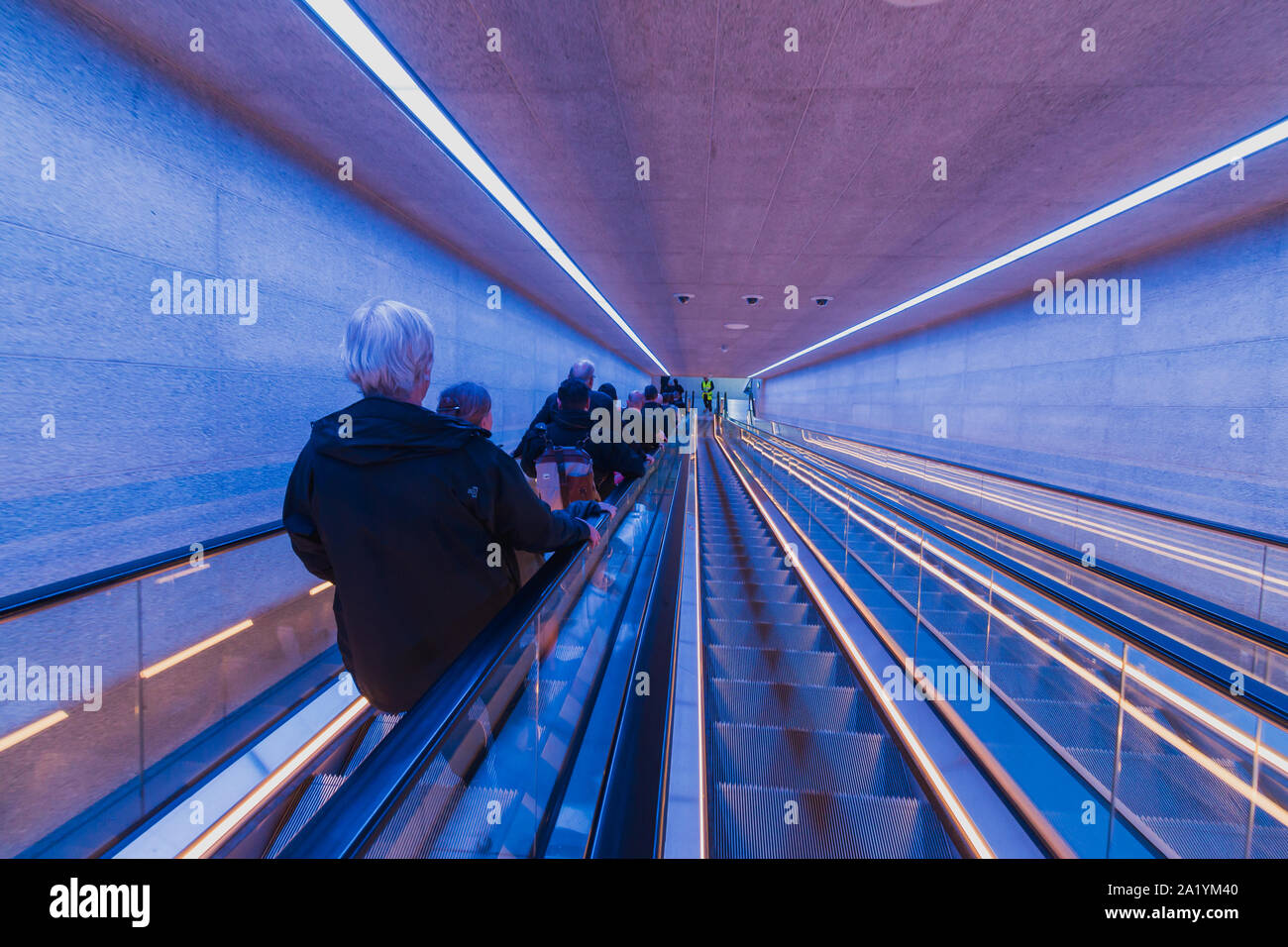 Copenaghen, Zelanda Danimarca - 29 9 2019: Primo persone di andare a provare la nuova M3 Cityringen metro linea a Copenaghen. Escalator giù a Gammel Strand station Foto Stock