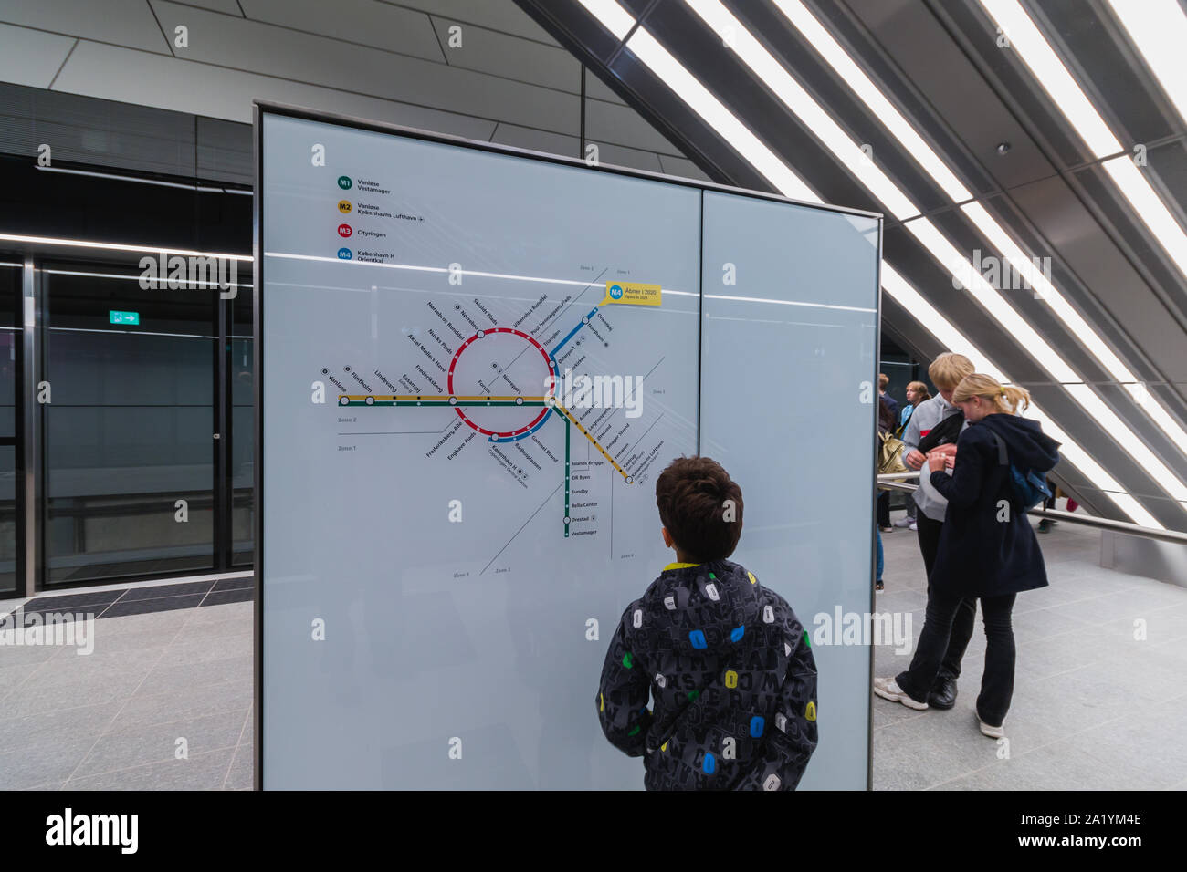 Copenaghen, Zelanda Danimarca - 29 9 2019: il bambino sta guardando la mappa della nuova M3 Cityringen metro linea a Copenhagen, Danimarca Foto Stock