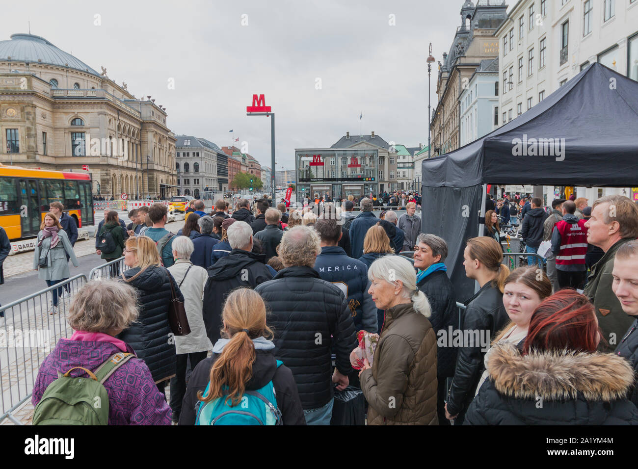 Copenaghen, Zelanda Danimarca - 29 9 2019: Prima le persone in attesa in que per provare la nuova M3 Cityringen metro linea a Copenhagen Foto Stock