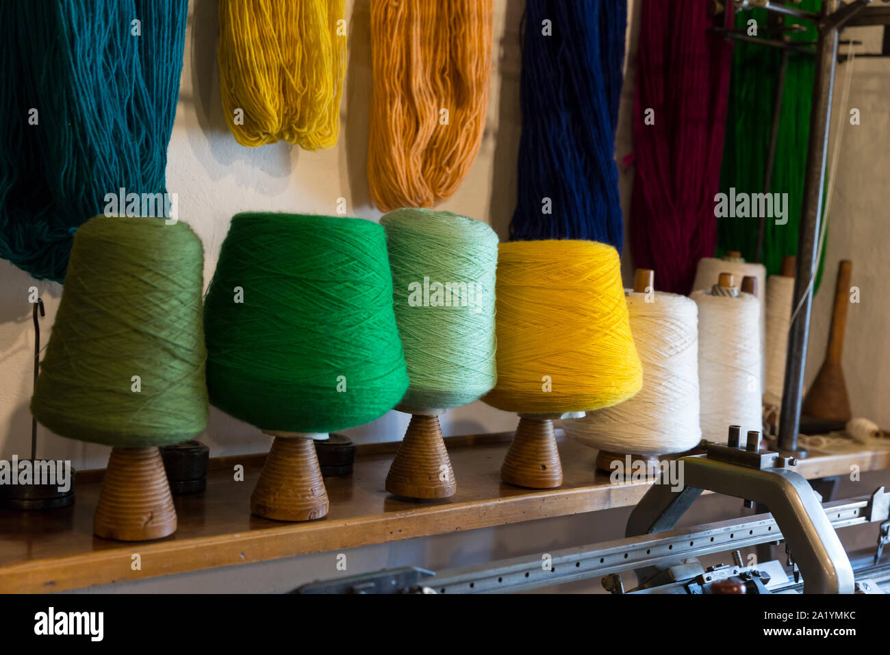 Gli steli colorati e matasse di lana sul display in un workshop presso il Museo Etnografico di Grandas de Salime. Il villaggio storico è una popolare meta su Foto Stock