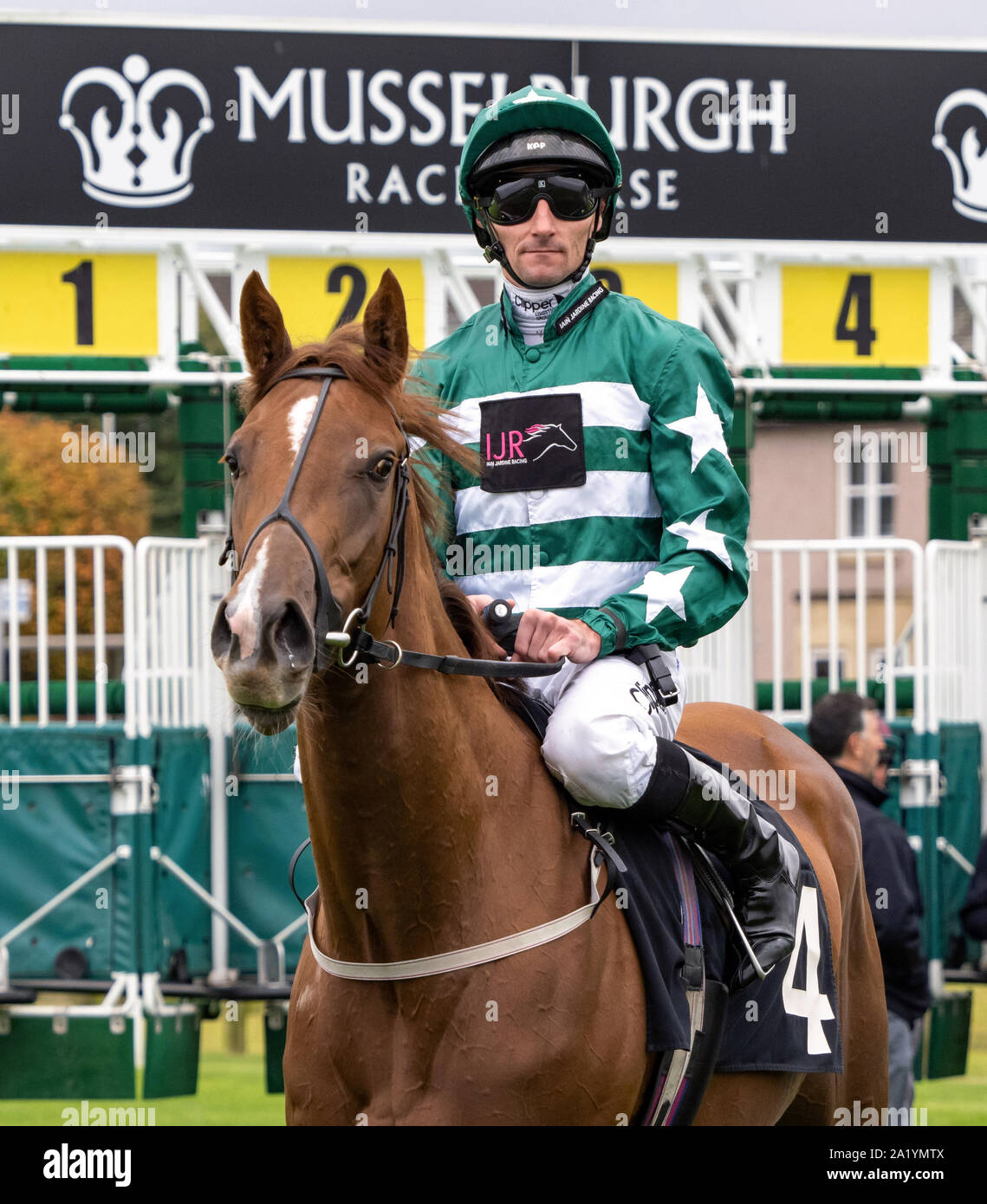 Jockey Daniel Tudhope su Lara Silvia, vincitore di ogni gara in diretta su vivaio RacingTV Handicap a Musselburgh Racecourse - 29 settembre 2019. Foto Stock