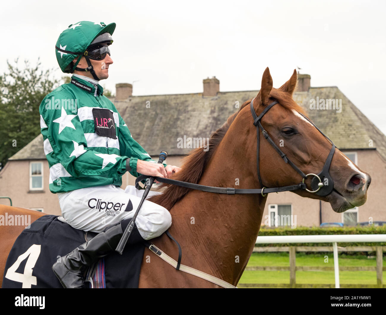 Jockey Daniel Tudhope su Lara Silvia, vincitore di ogni gara in diretta su vivaio RacingTV Handicap a Musselburgh Racecourse - 29 settembre 2019. Foto Stock