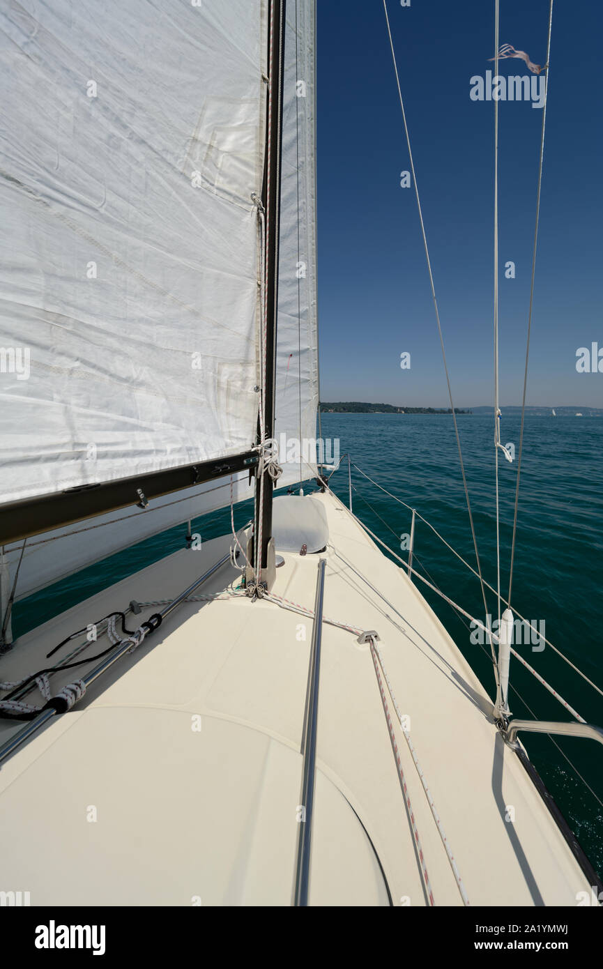 Barca a vela yacht barche a vela di prua vista ponte con headsail sulle acque del lago Foto Stock