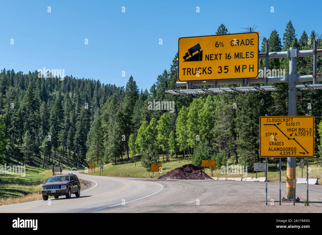 Forti pendenze, strada pericolosa, runaway carrello segno di rampa sulla Highway 82 nel Lincoln National Forest, Cloudcroft, Nuovo Messico, Stati Uniti d'America. Foto Stock