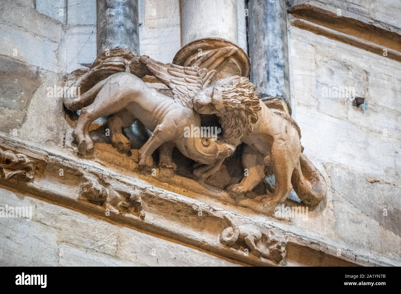 Un rilievo scultura di creature mitiche entro la Cattedrale di Durham, Durham Regno Unito Foto Stock