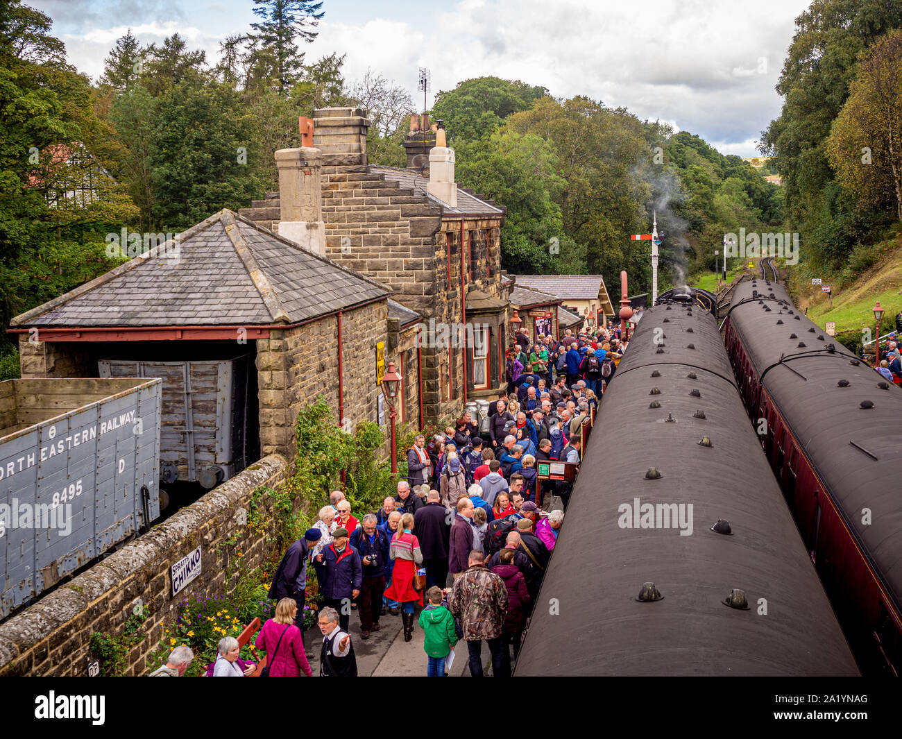 Stazione di Goathland, North Yorkshire Moors Railway, con piattaforma affollato. Foto Stock