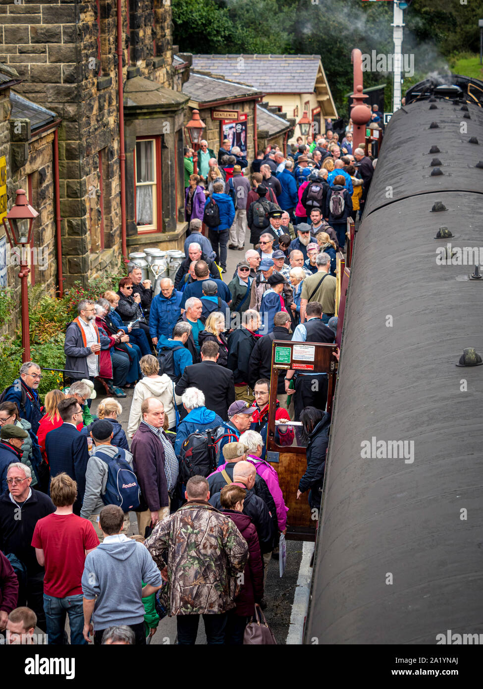 Stazione di Goathland, North Yorkshire Moors Railway, con una piattaforma affollata. Foto Stock