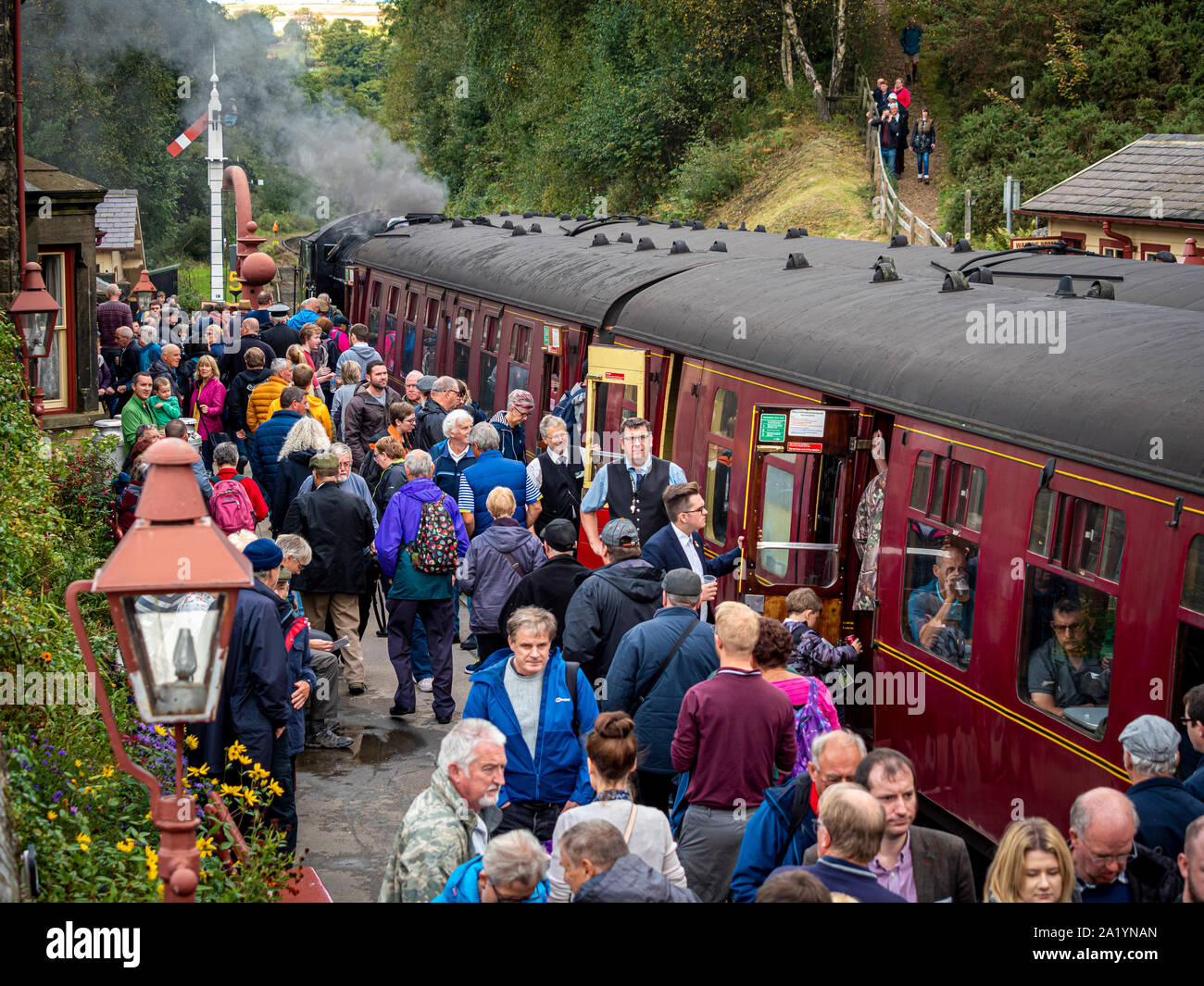 Stazione di Goathland, North Yorkshire Moors Railway, con piattaforma affollato. Foto Stock