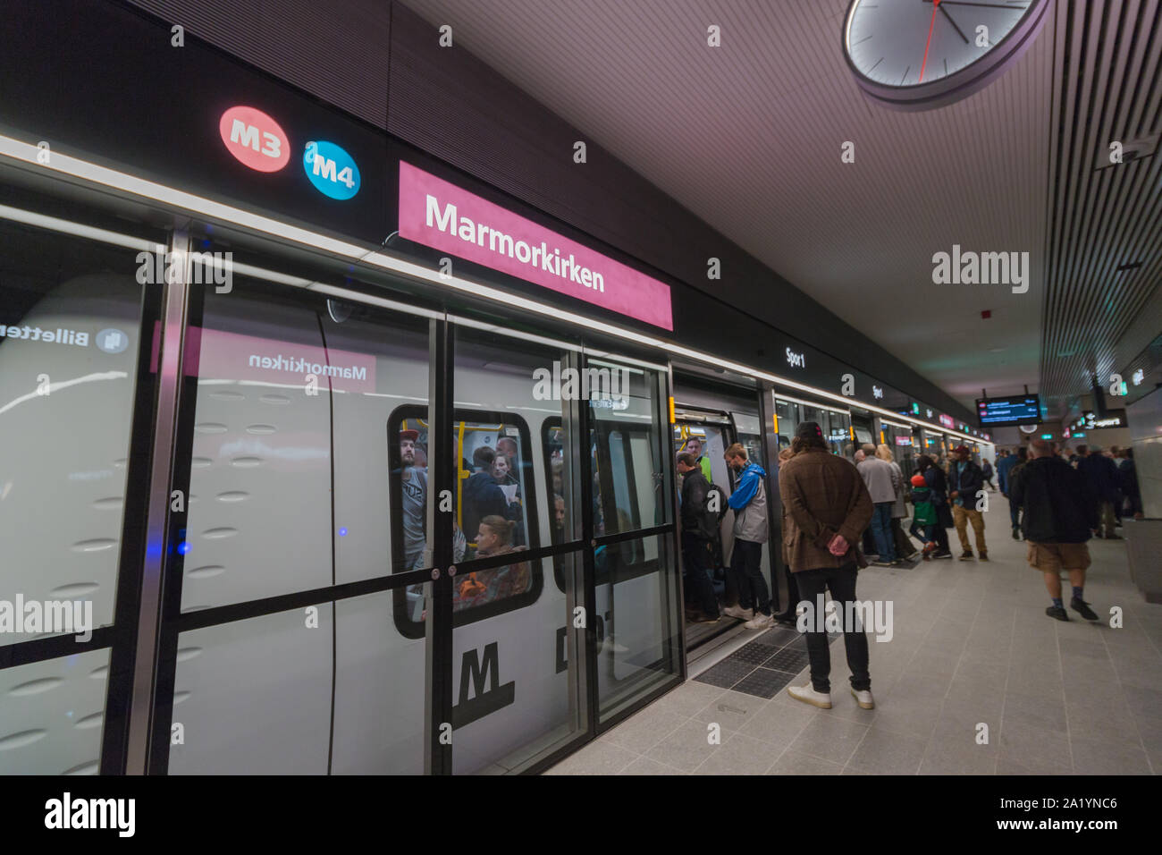 Copenaghen, Zelanda Danimarca - 29 9 2019: persone che stanno cercando nuove M3 Cityringen metro linea. Stazione Marmorkirken Foto Stock