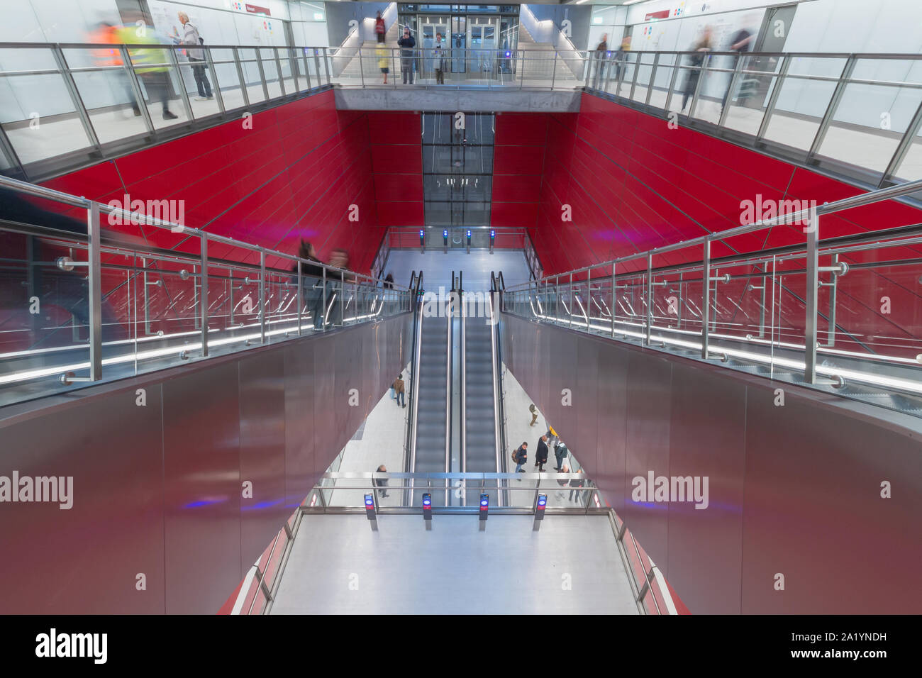 Copenaghen, Zelanda Danimarca - 29 9 2019: persone che stanno cercando nuove M3 Cityringen metro linea. Stazione Osterport Foto Stock