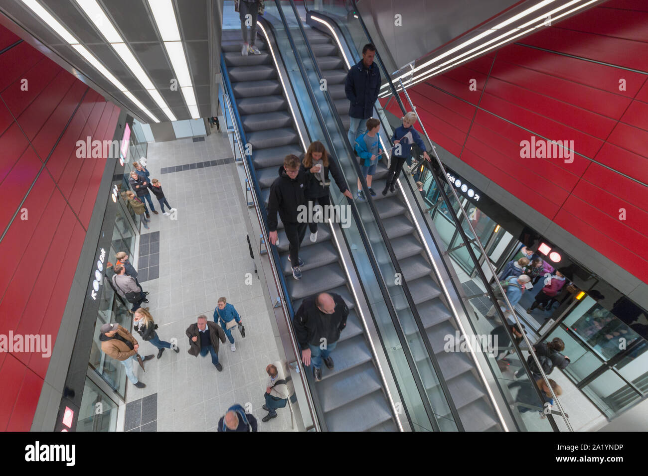 Copenaghen, Zelanda Danimarca - 29 9 2019: persone che stanno cercando nuove M3 Cityringen metro linea. Stazione Osterport Foto Stock