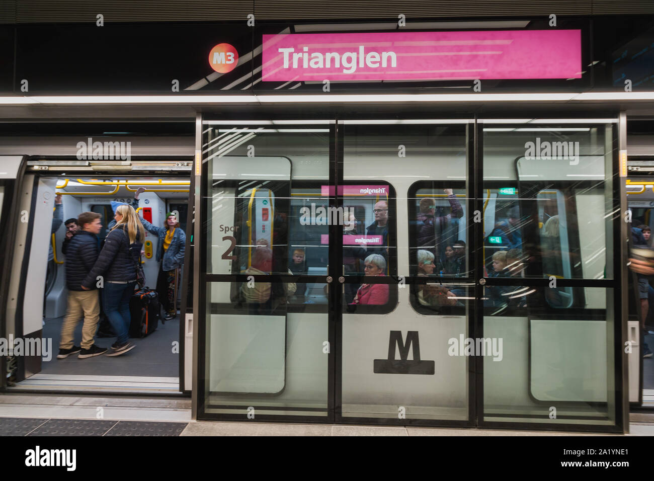 Copenaghen, Zelanda Danimarca - 29 9 2019: persone che stanno cercando nuove M3 Cityringen metro linea. Stazione Trianglen Foto Stock
