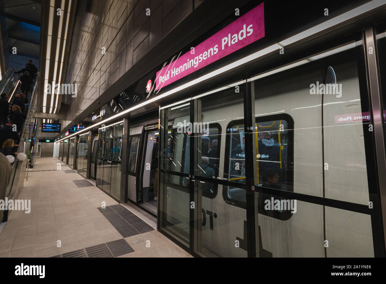 Copenaghen, Zelanda Danimarca - 29 9 2019: persone che stanno cercando nuove M3 Cityringen metro linea. Poul Henningsens Plads stazione. Foto Stock