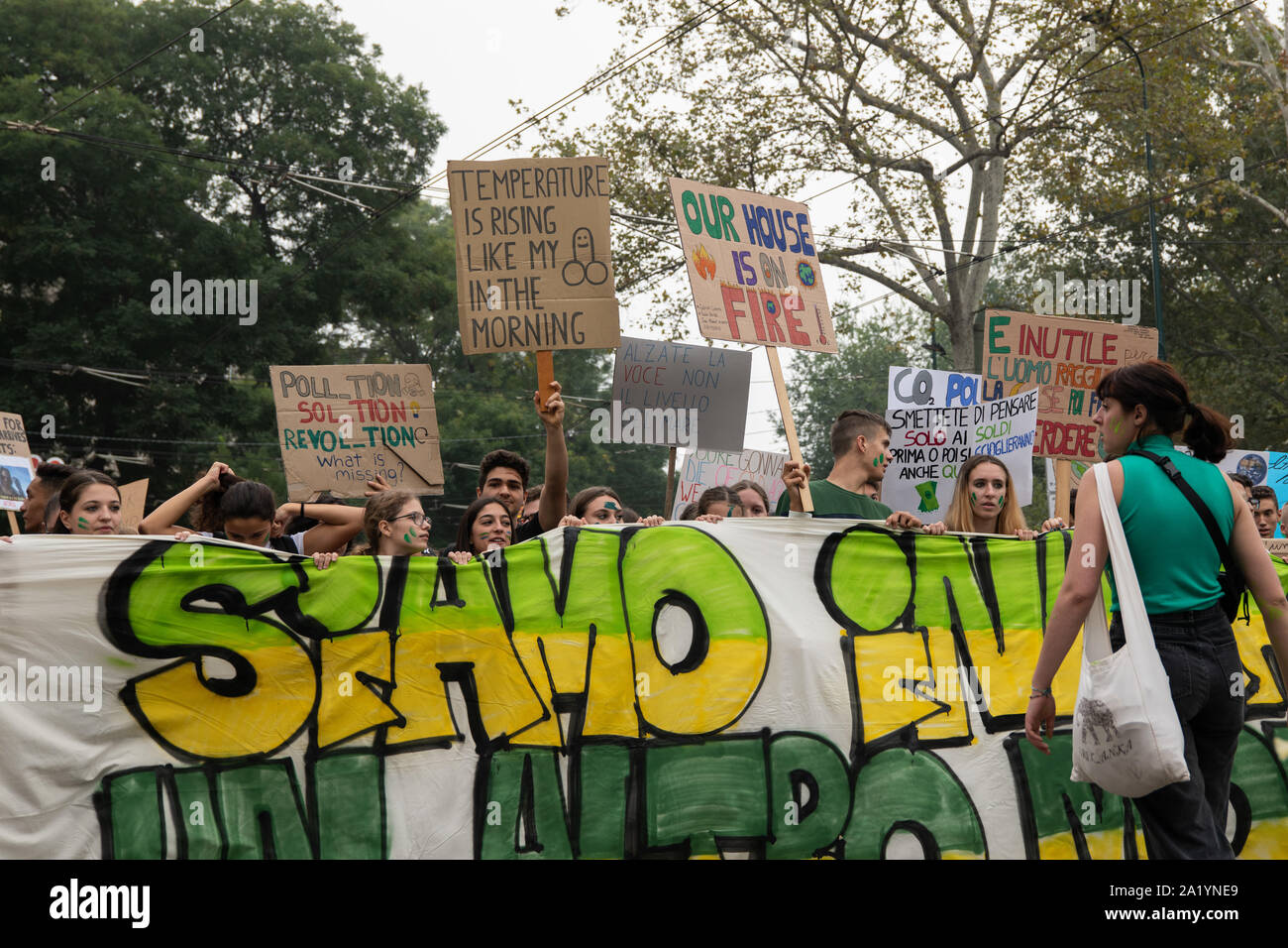 Milano, Italia - 27 Settembre 2019: "Il Venerdì per il futuro" il cambiamento climatico sciopero protesta - Milano per il clima, migliaia di cittadini e studenti protestano Foto Stock