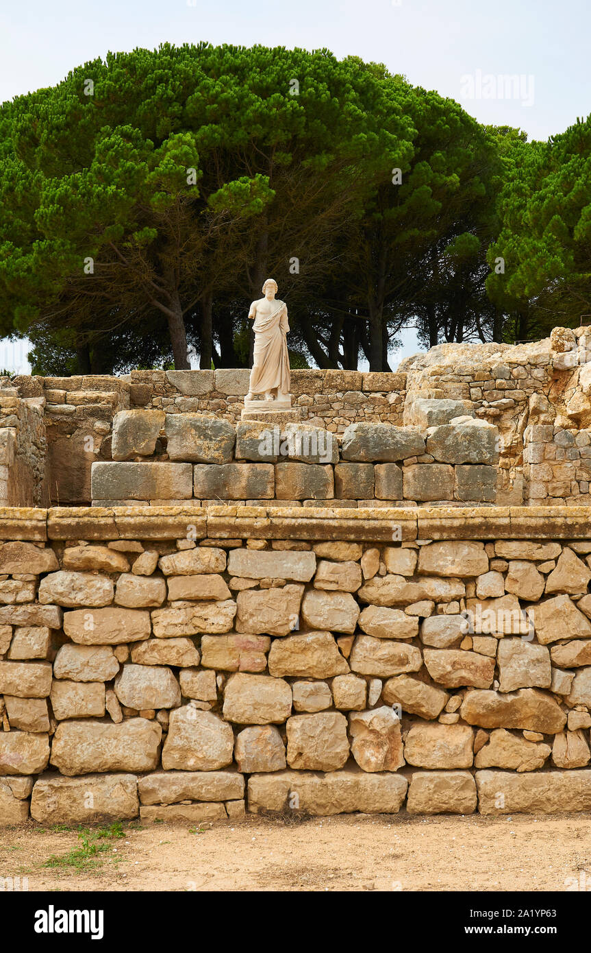 Riproduzione di Asclepio scultura in marmo greco sul bastione nel Neapolis a Empúries Sito Archeologico(Ampurias, La Escala, Alt Empordà,Girona,Spagna) Foto Stock