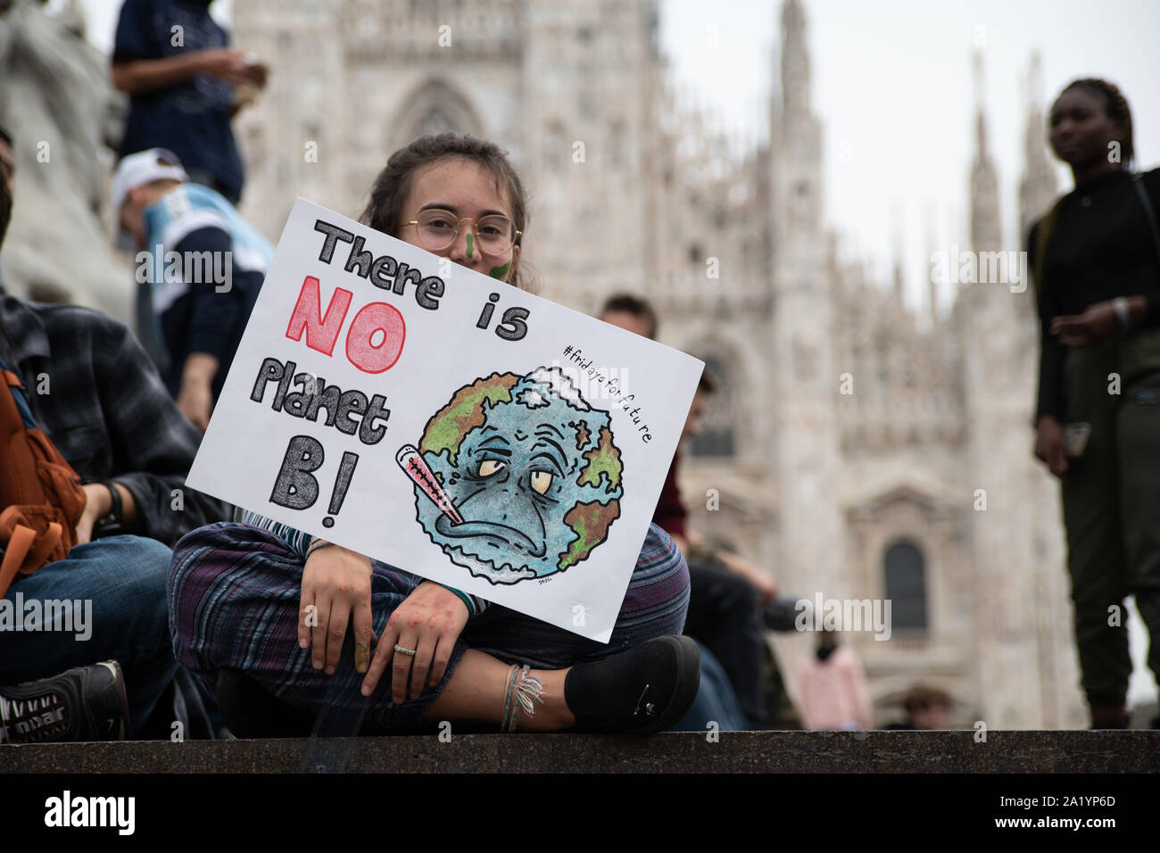 Milano, Italia - 27 Settembre 2019: "Il Venerdì per il futuro" il cambiamento climatico sciopero protesta - Milano per il clima, migliaia di cittadini e studenti protestano Foto Stock