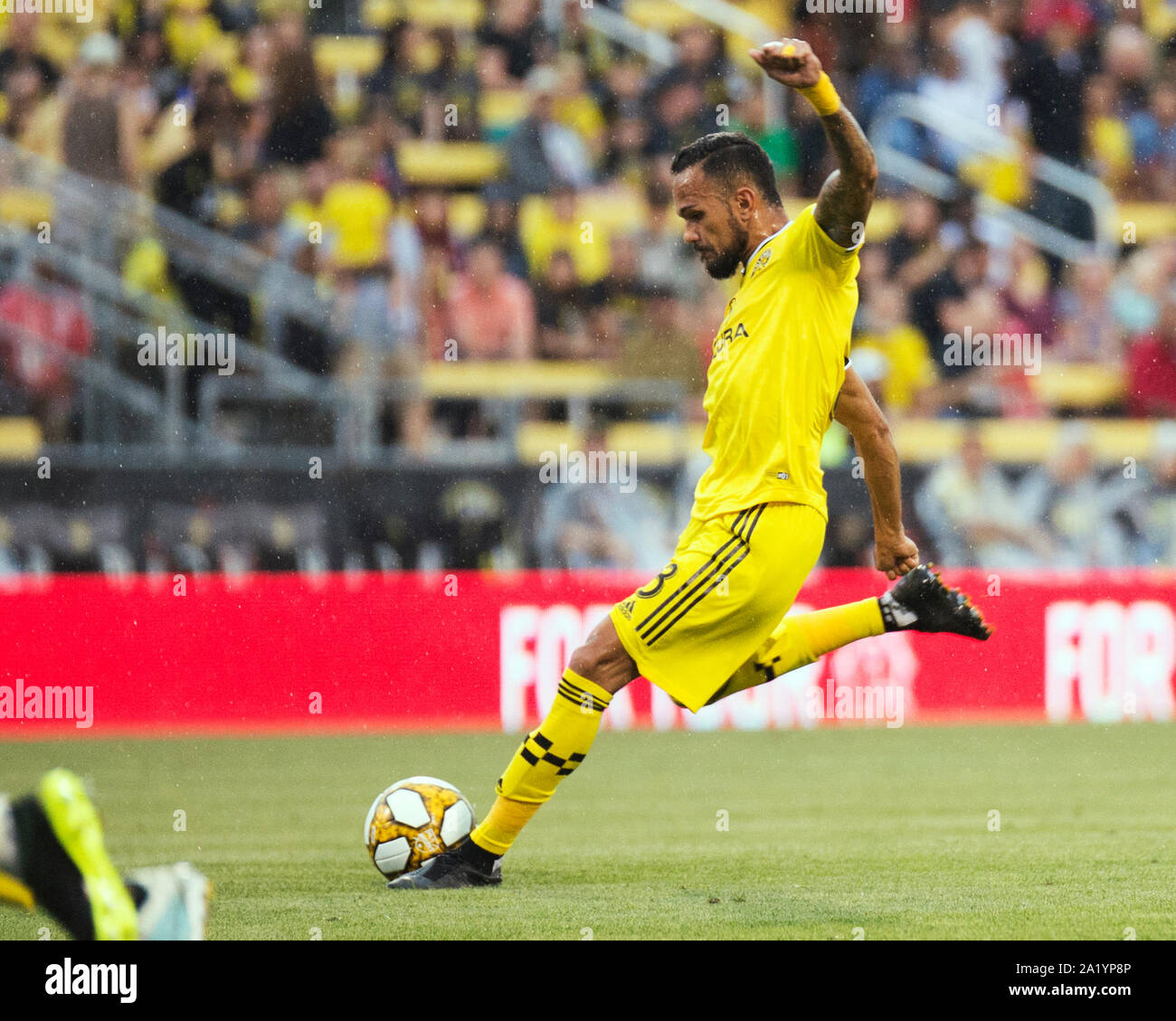 Columbus, Ohio, Stati Uniti d'America. 29 Settembre, 2019. Columbus Crew SC centrocampista Artur (8) assume un tiro in porta contro Philadelphia Unione nella loro corrispondono a Mapfre Stadium. Credito: Brent Clark/Alamy Live News Foto Stock