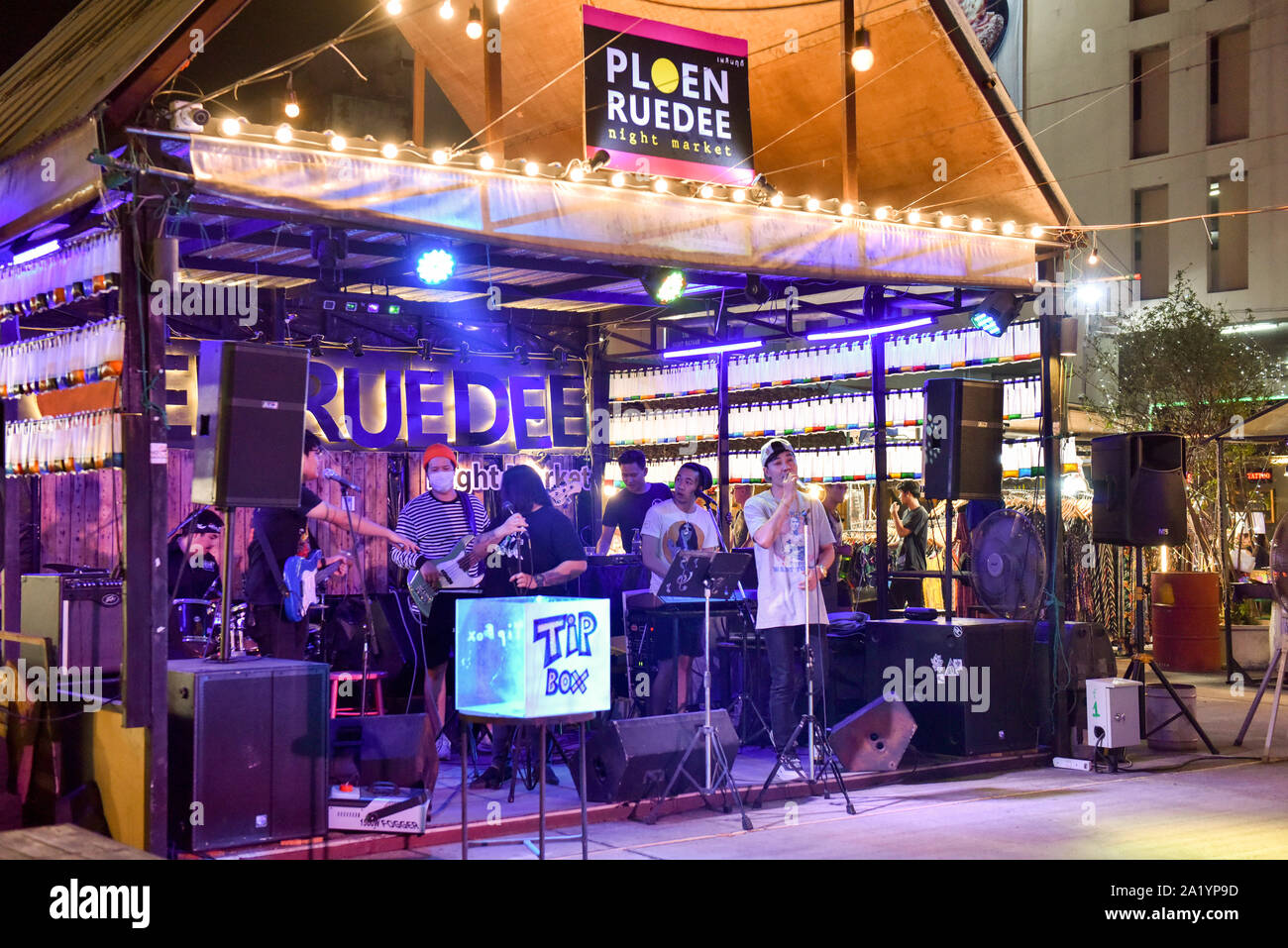 Fascia giocare presso il trendy ruedee Plon mercato notturno di Chiang Mai, Thailandia Foto Stock