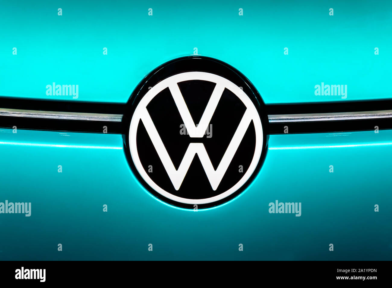 Francoforte - Sep 15, 2019: Nuova bidimensionale VW Volkswagen logo per le automobili elettriche su VW ID.3 metallico di colore verde su Mint car background a IAA 2019 Foto Stock