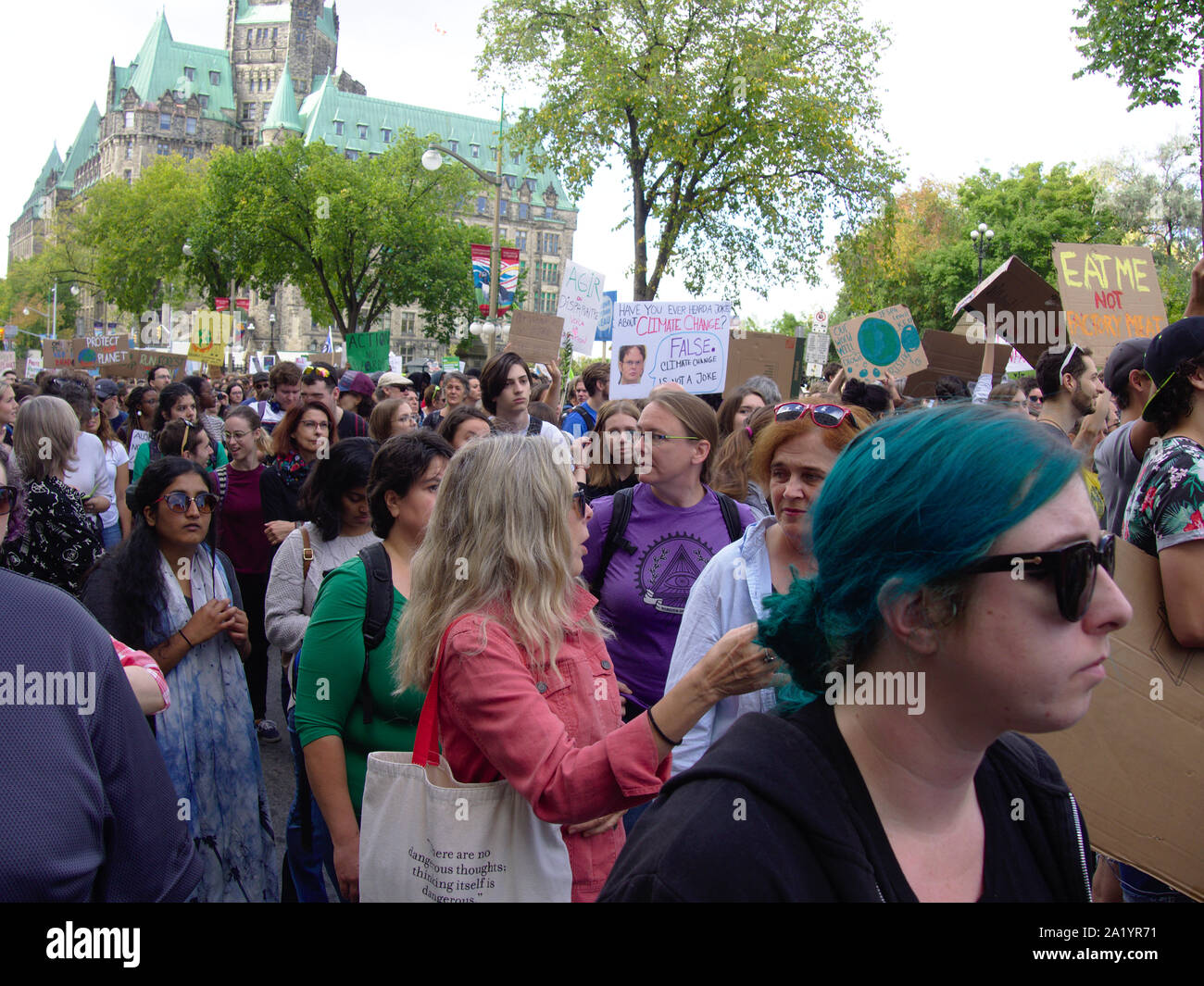 Gran folla passato Collina del Parlamento presso il clima sciopero Venerdì, Settembre 27th, Ottawa, Ontario, Canada. Foto Stock