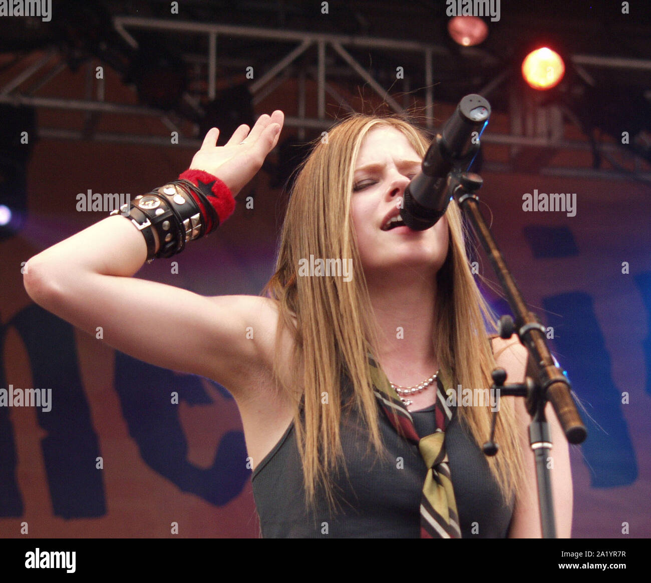 2 agosto: Avril Lavigne esegue a stella 94's sui mattoni una serie di concerti a Centennial Olympic Park ad Atlanta, in Georgia il 2 agosto 2002. Credito: Chris McKay / MediaPunch Foto Stock