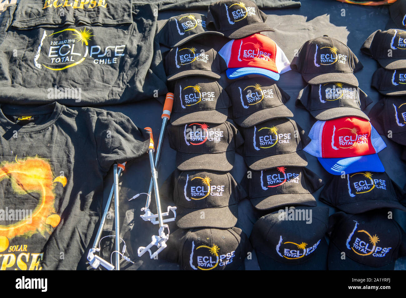 Cappelli e di altre merci sono vendute in commemorazione del 2019 eclissi solare, vigogna, Cile Foto Stock