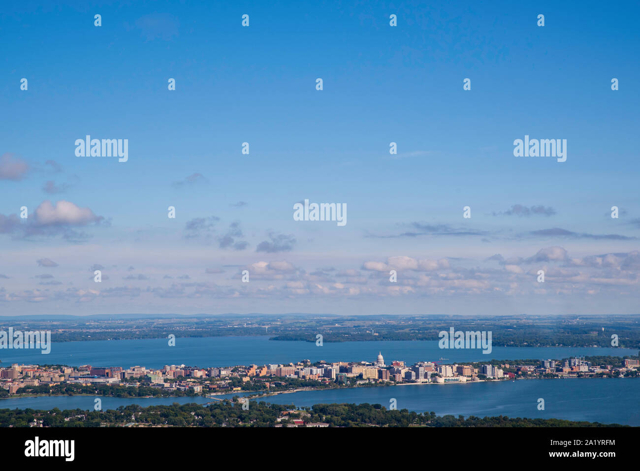 Fotografia aerea della bella Madison, Wisconsin su una mattina d'estate. Foto Stock