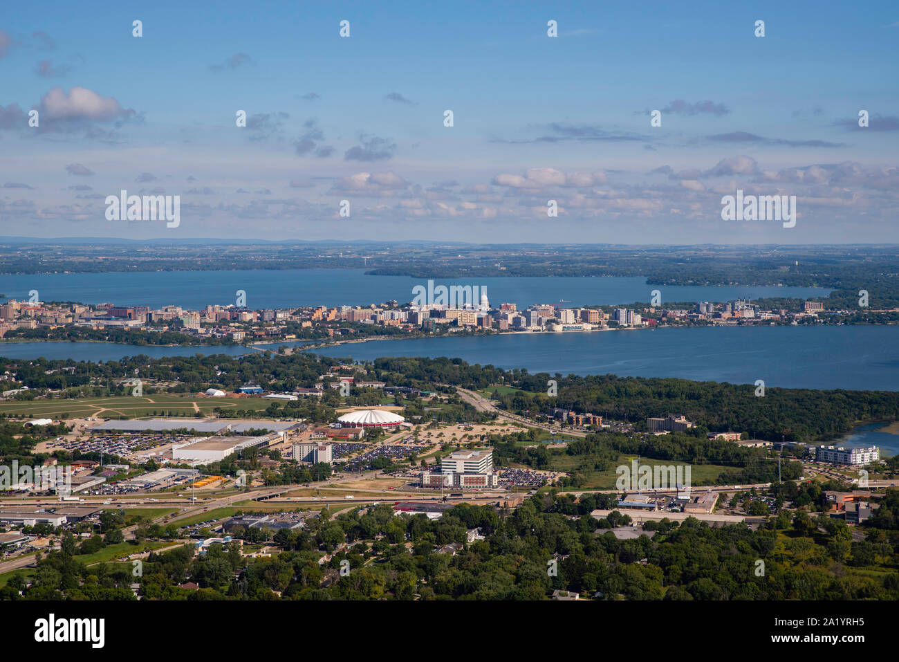 Fotografia aerea della bella Madison, Wisconsin su una mattina d'estate. Foto Stock