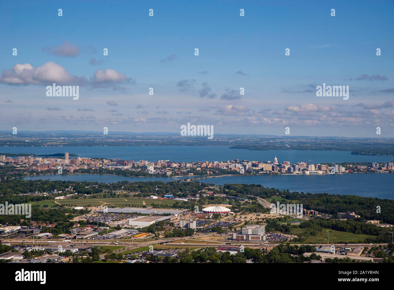 Fotografia aerea della bella Madison, Wisconsin su una mattina d'estate. Foto Stock