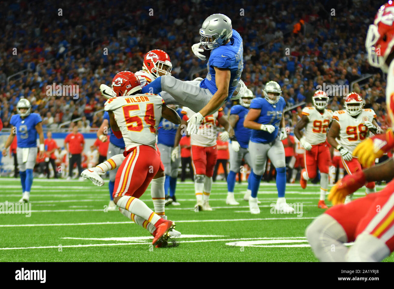 Detroit, Michigan, Stati Uniti d'America. 29Sep, 2019. Detroit, Michigan, Stati Uniti d'America. 29Sep, 2019. Detroit Lions TE T.J. Hockenson (88) cade il disco dopo la cattura di un pass che ha provocato una commozione cerebrale durante il gioco di NFL tra Kansas City Chiefs e Detroit Lions su Settembre 29, 2019 al Ford Field in Detroit, MI (foto di Allan Dranberg/Cal Sport Media) Credito: Cal Sport Media/Alamy Live News Credito: Cal Sport Media/Alamy Live News Foto Stock