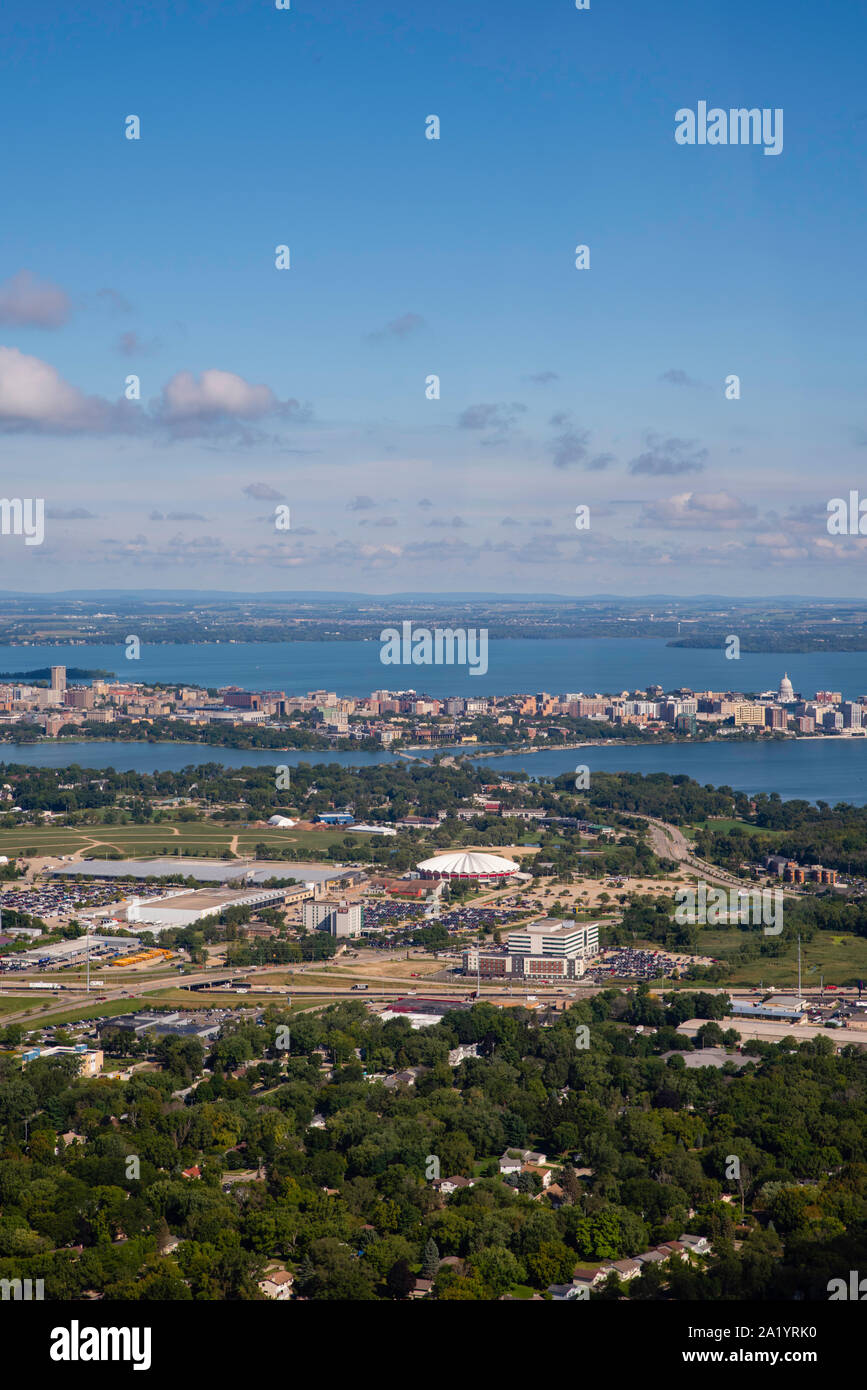 Fotografia aerea della bella Madison, Wisconsin su una mattina d'estate. Foto Stock