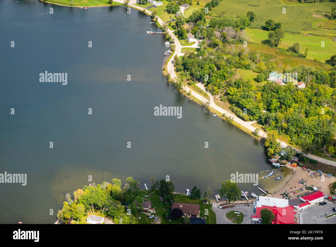 Fotografia aerea di Kettle Moraine Lake e il Tiki Beach Resort, Fond du Lac County, Wisconsin, Stati Uniti d'America. Foto Stock