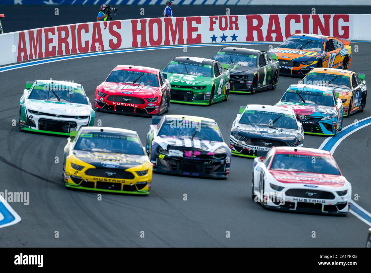 Charlotte, NC, Stati Uniti d'America. 29Sep, 2019. Il campo viene fuori del turno due durante un riavvio presso la Banca d'America Roval 400 a Charlotte Motor Speedway di Charlotte, NC. (Scott Kinser/Cal Sport Media) Credito: csm/Alamy Live News Foto Stock