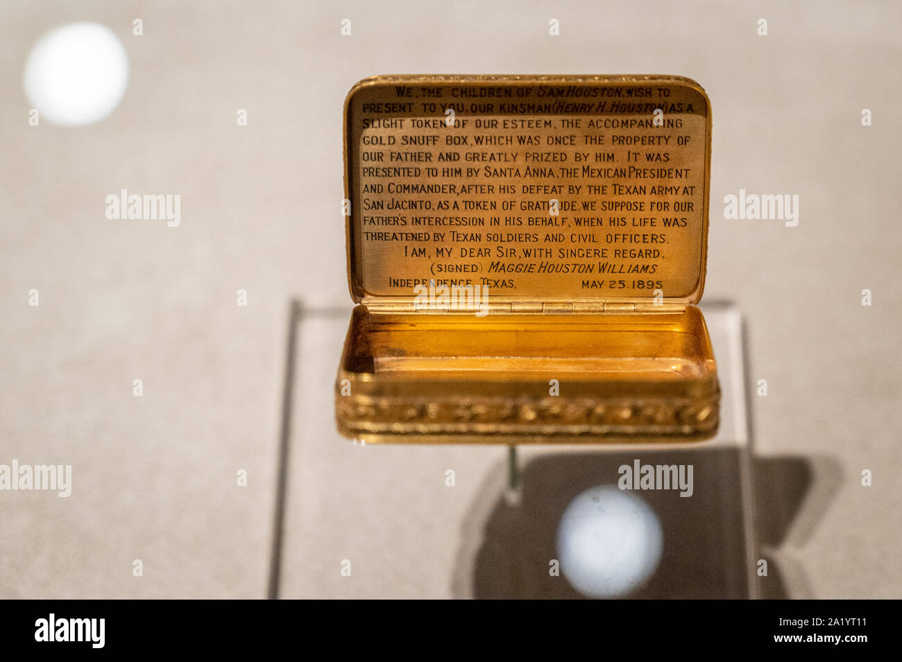 Un artefatto storico sul display all'Alamo, San Antonio, Texas Foto Stock