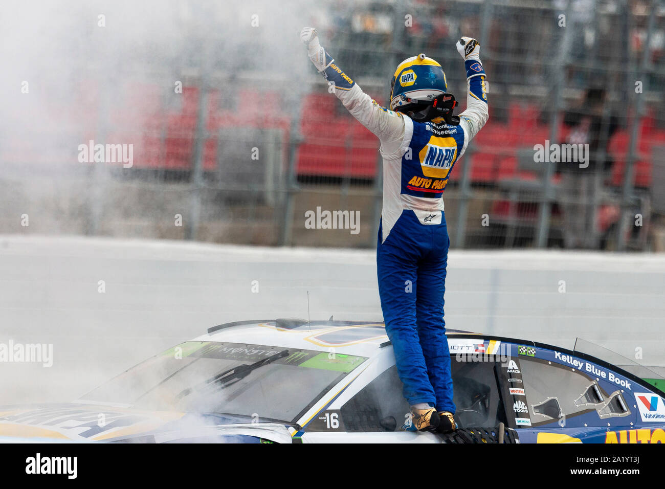 Charlotte, NC, Stati Uniti d'America. 29Sep, 2019. Monster Energy Cup NASCAR driver della serie Chase Elliott (9) festeggia dopo aver vinto la Bank of America Roval 400 a Charlotte Motor Speedway di Charlotte, NC. (Scott Kinser/Cal Sport Media) Credito: csm/Alamy Live News Foto Stock