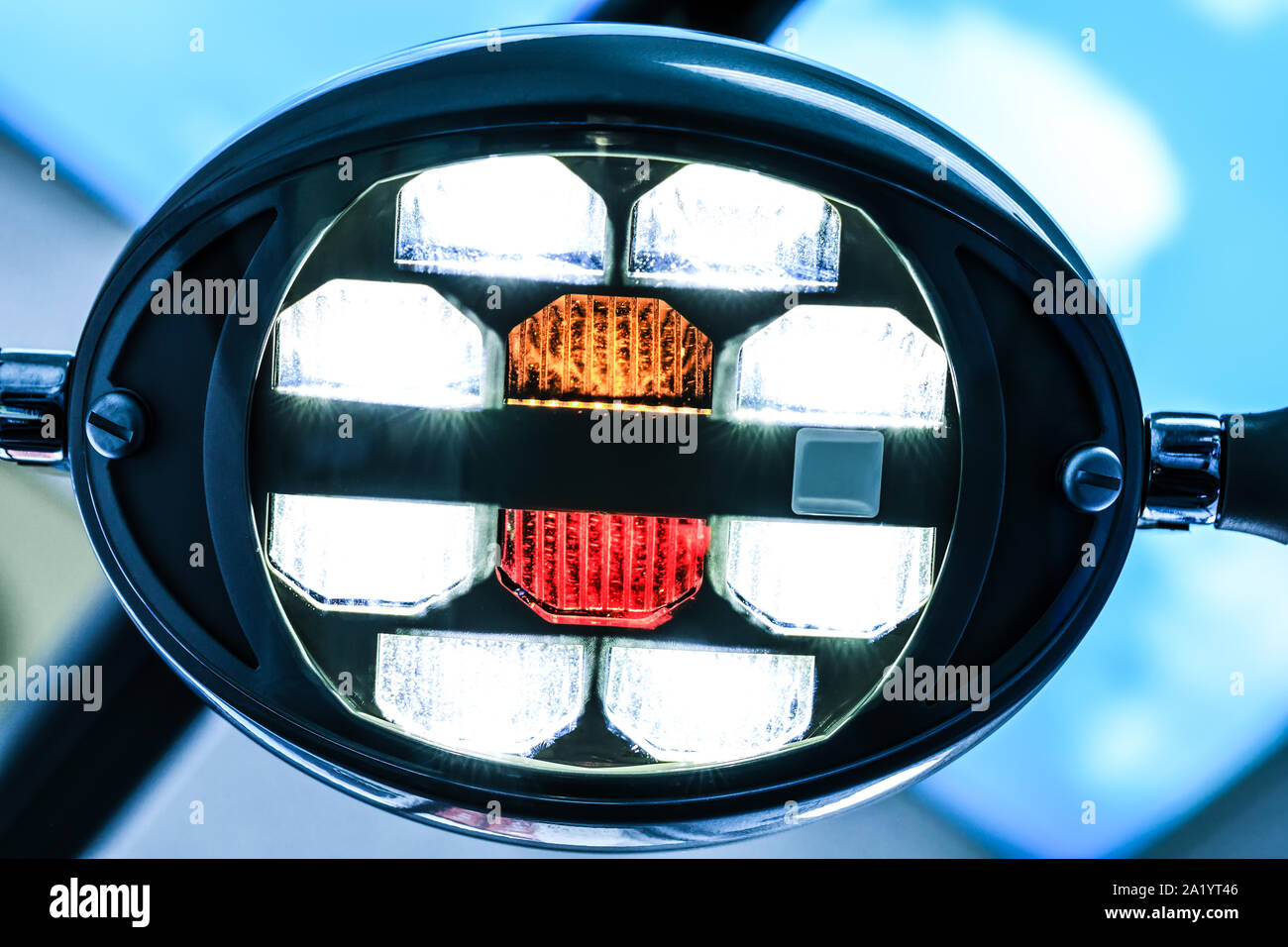 Moderna lampada dentale in dental clinic. Lampada di fantasia per la sala operatoria. Chiudere fino a un overhead dentale o esame medico luce, con il fuoco selettivo su Foto Stock