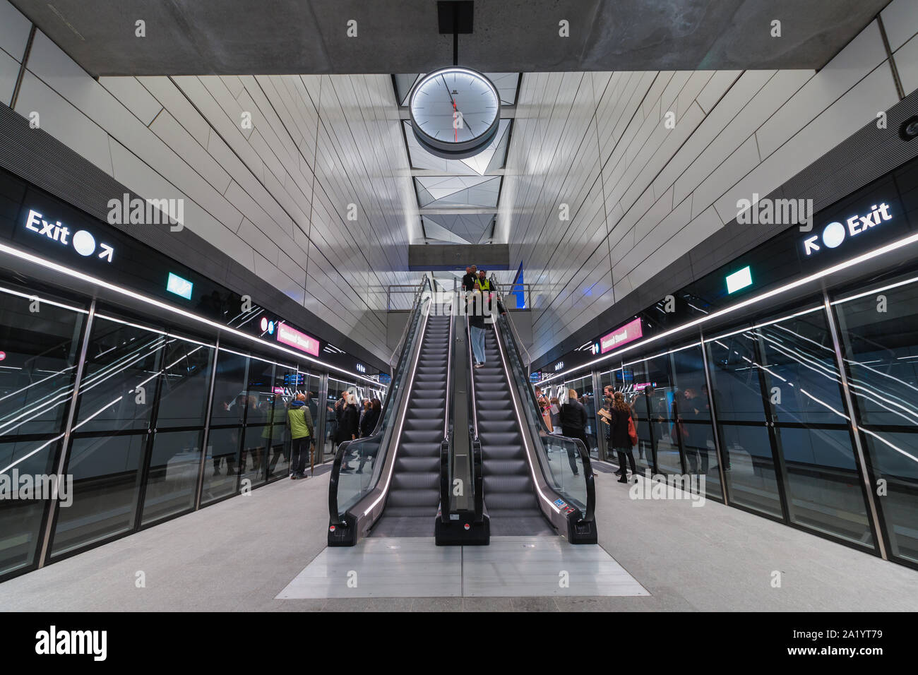 Copenaghen, Zelanda Danimarca - 29 9 2019: persone che stanno cercando nuove M3 Cityringen metro linea. Gammel Strand station Foto Stock