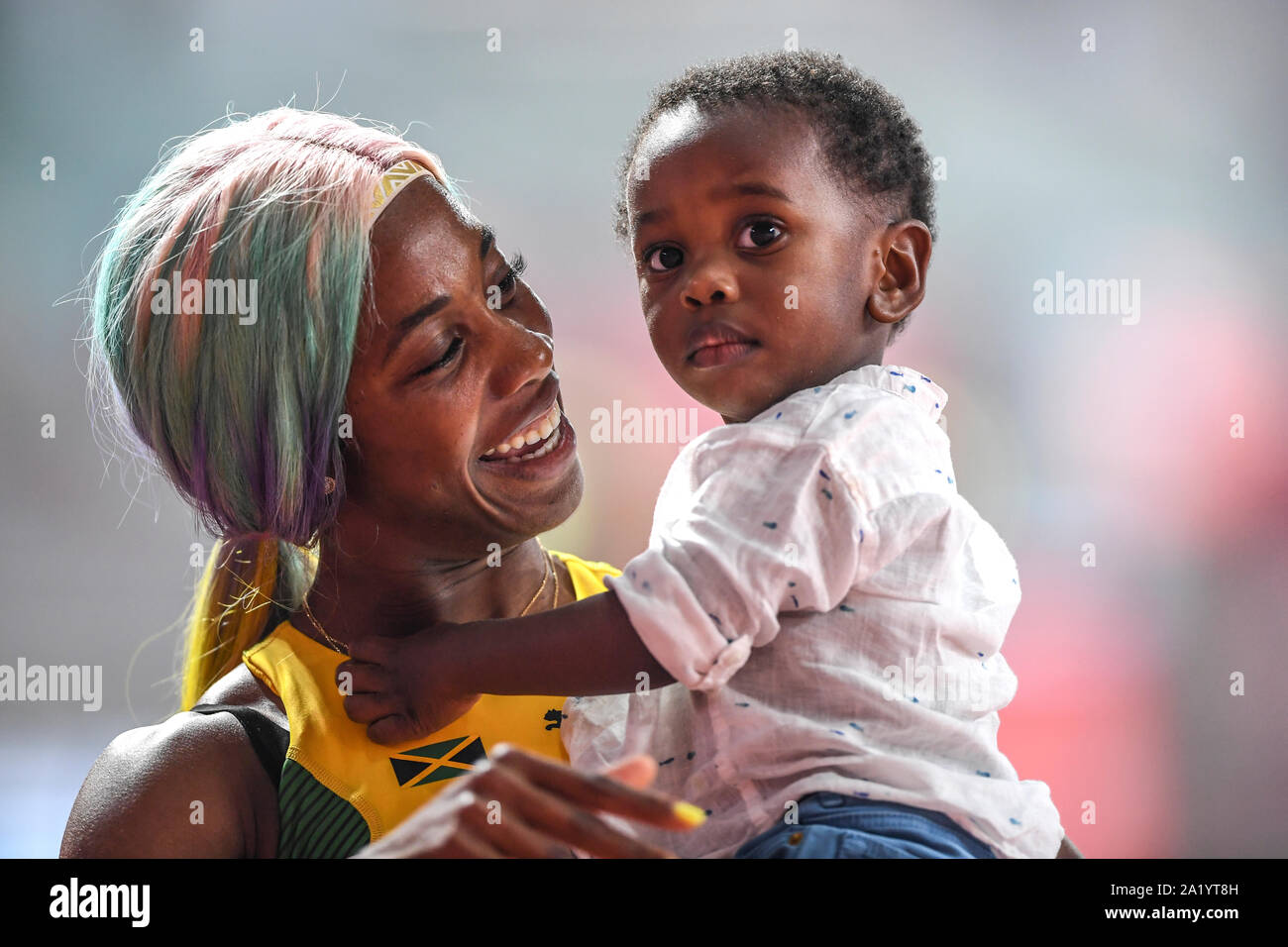 Shelly-Ann Fraser-Pryce (Giamaica) celebra la sua medaglia d'oro nella 100 metri con suo Figlio bambino. IAAF mondiale di atletica, Doha 2019 Foto Stock