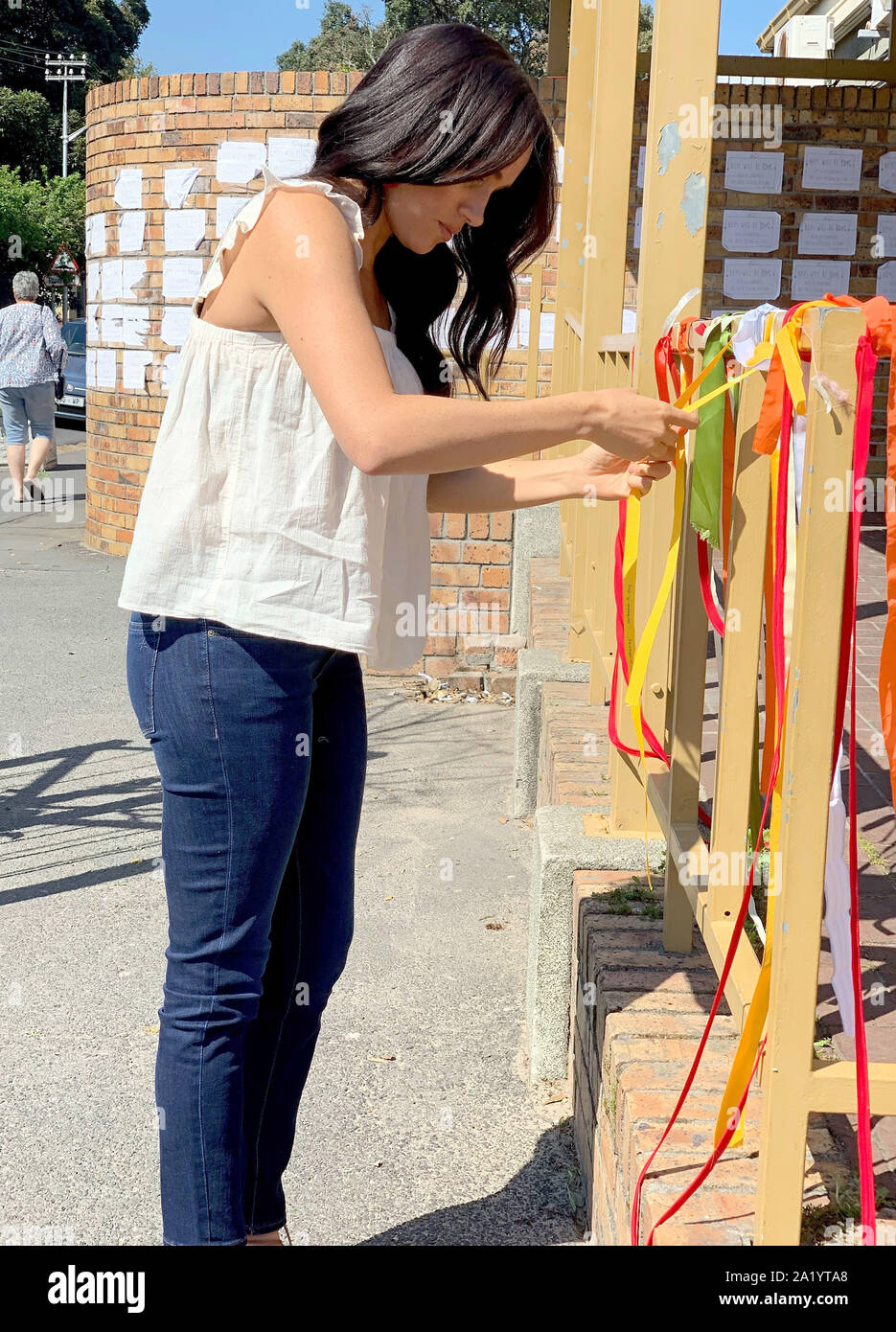 Settembre 28, 2019, Cape Town, USA: 28/09/2019 - Meghan Markle Duchessa di Sussex visitando il memoriale a Cape Town per un assassinato South African studente come un gesto personale dopo aver seguito da vicino la storia drammatica. Meghan ha reso omaggio al post office dove 19-anno-vecchia università di Cape Town studente Uyinene Mrwetyana è stata violentata e uccisa il mese scorso. Photo credit: SussexRoyal/ALPR/AdMedia (credito Immagine: © Sussexroyal/AdMedia via ZUMA filo) Foto Stock