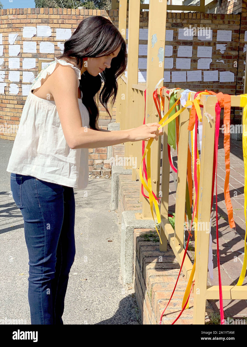 Settembre 28, 2019, Cape Town, USA: 28/09/2019 - Meghan Markle Duchessa di Sussex visitando il memoriale a Cape Town per un assassinato South African studente come un gesto personale dopo aver seguito da vicino la storia drammatica. Meghan ha reso omaggio al post office dove 19-anno-vecchia università di Cape Town studente Uyinene Mrwetyana è stata violentata e uccisa il mese scorso. Photo credit: SussexRoyal/ALPR/AdMedia (credito Immagine: © Sussexroyal/AdMedia via ZUMA filo) Foto Stock