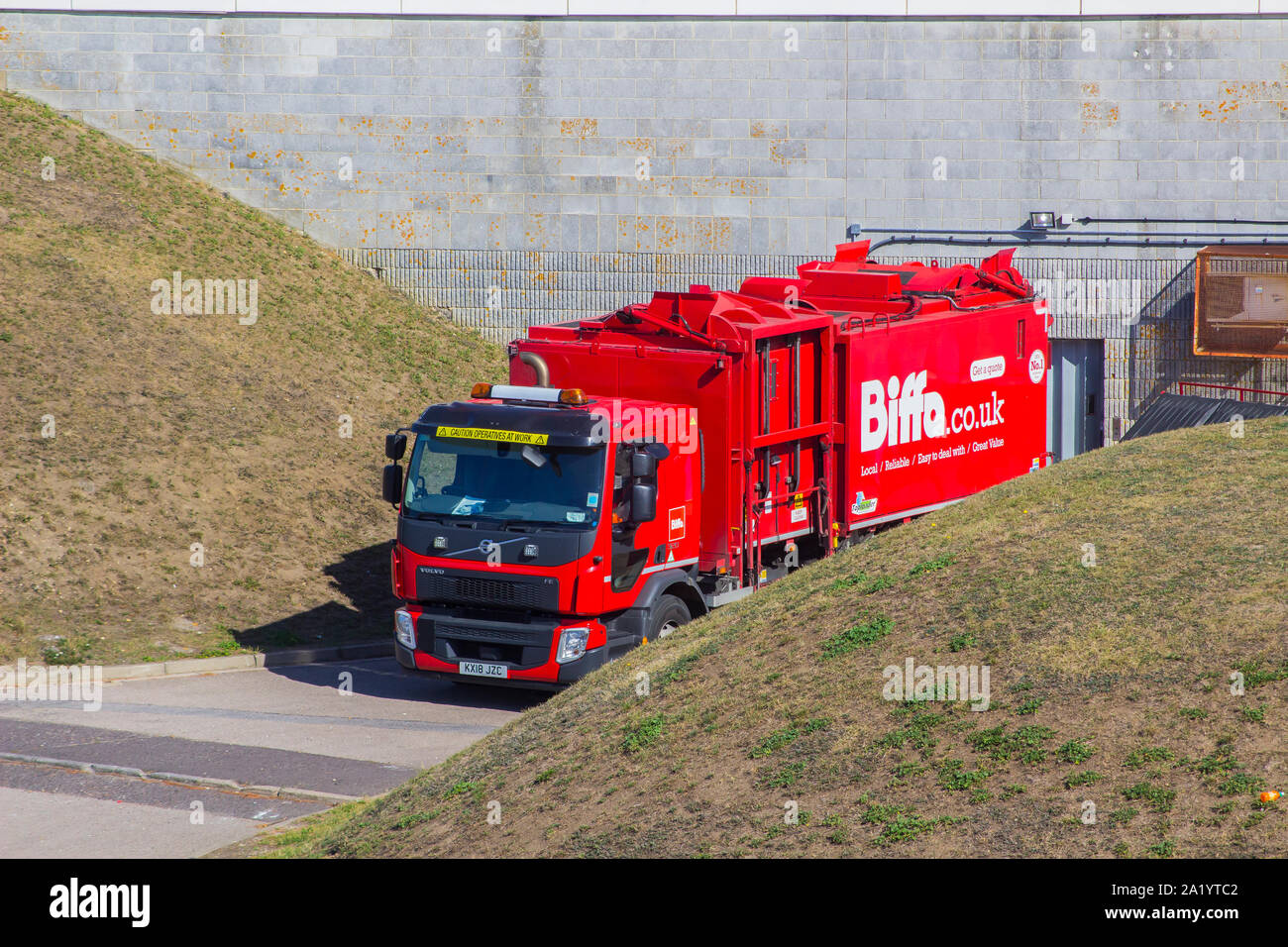 18 settembre 2019 un grande Biffa Smaltimento dei rifiuti camion al servizio posteriore l'ingresso alle Piramidi Center in Portsmouth Inghilterra Foto Stock
