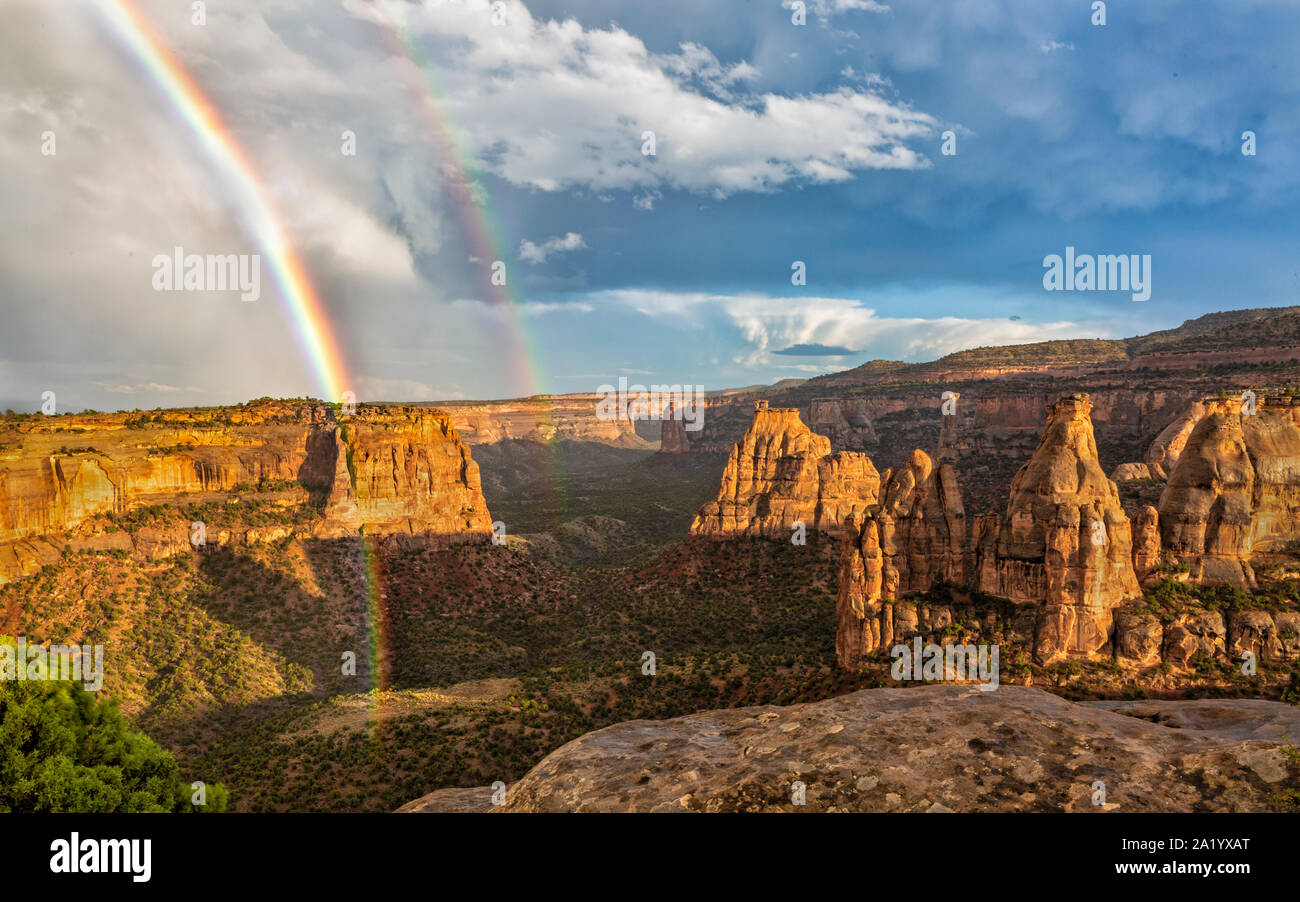 Un doppio arcobaleno dopo una tempesta nel monumento canyon in Colorado National Monument in fruita, Colorado. Foto Stock